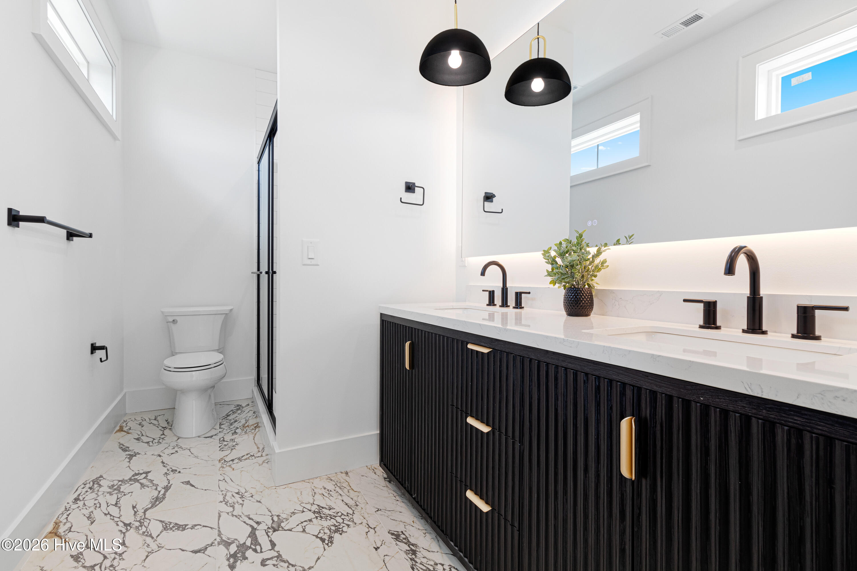 100567195 | Photo 40