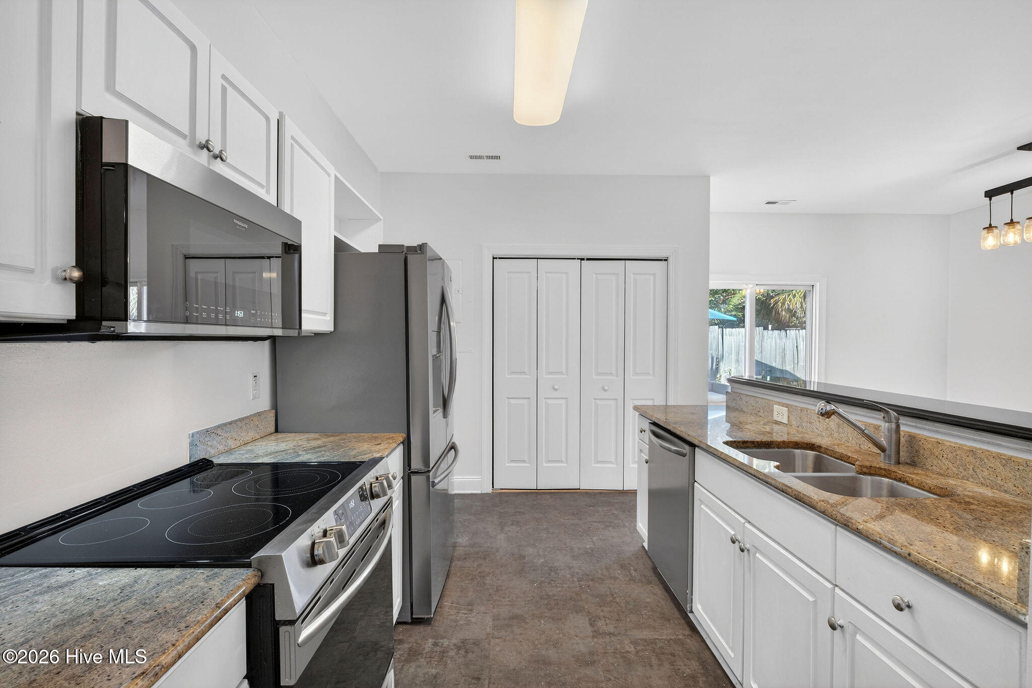 100550770 | Photo 14