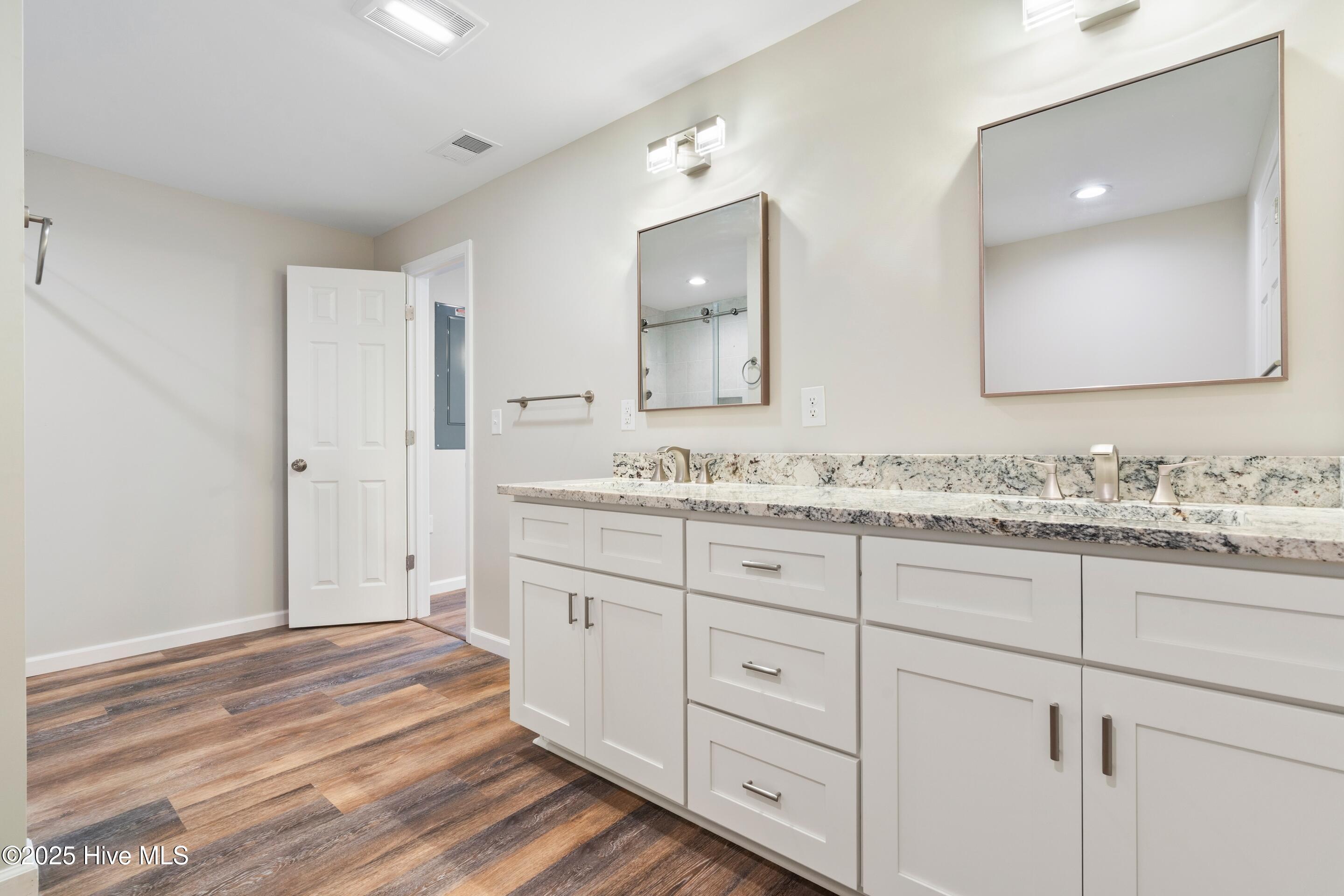 100545908 | Photo 13