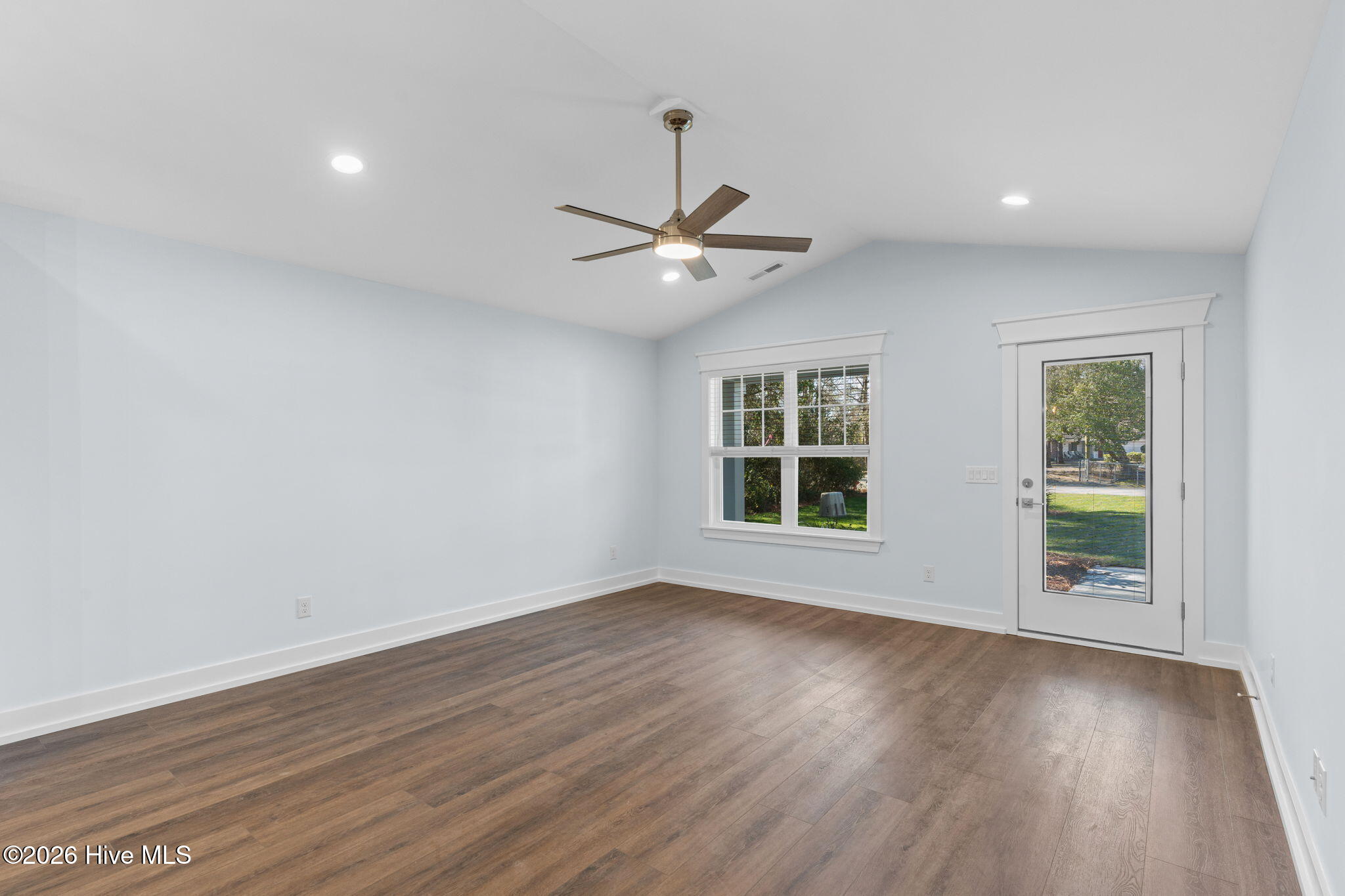 100527921 | Photo 19