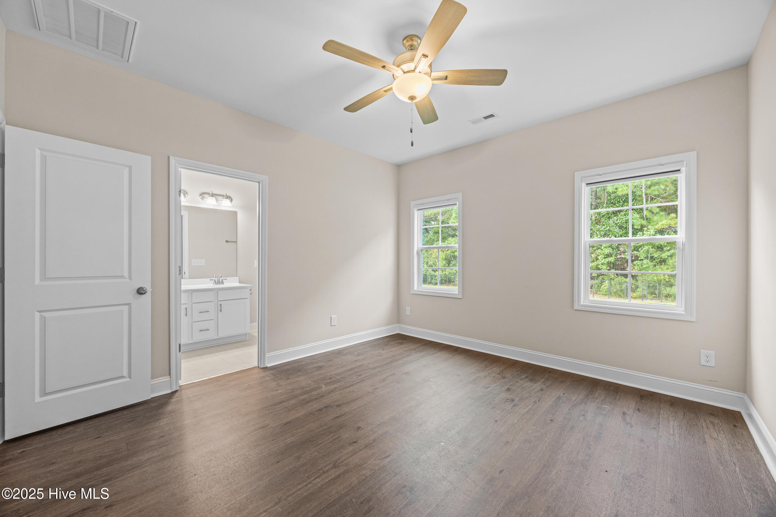 100531744 | Photo 25