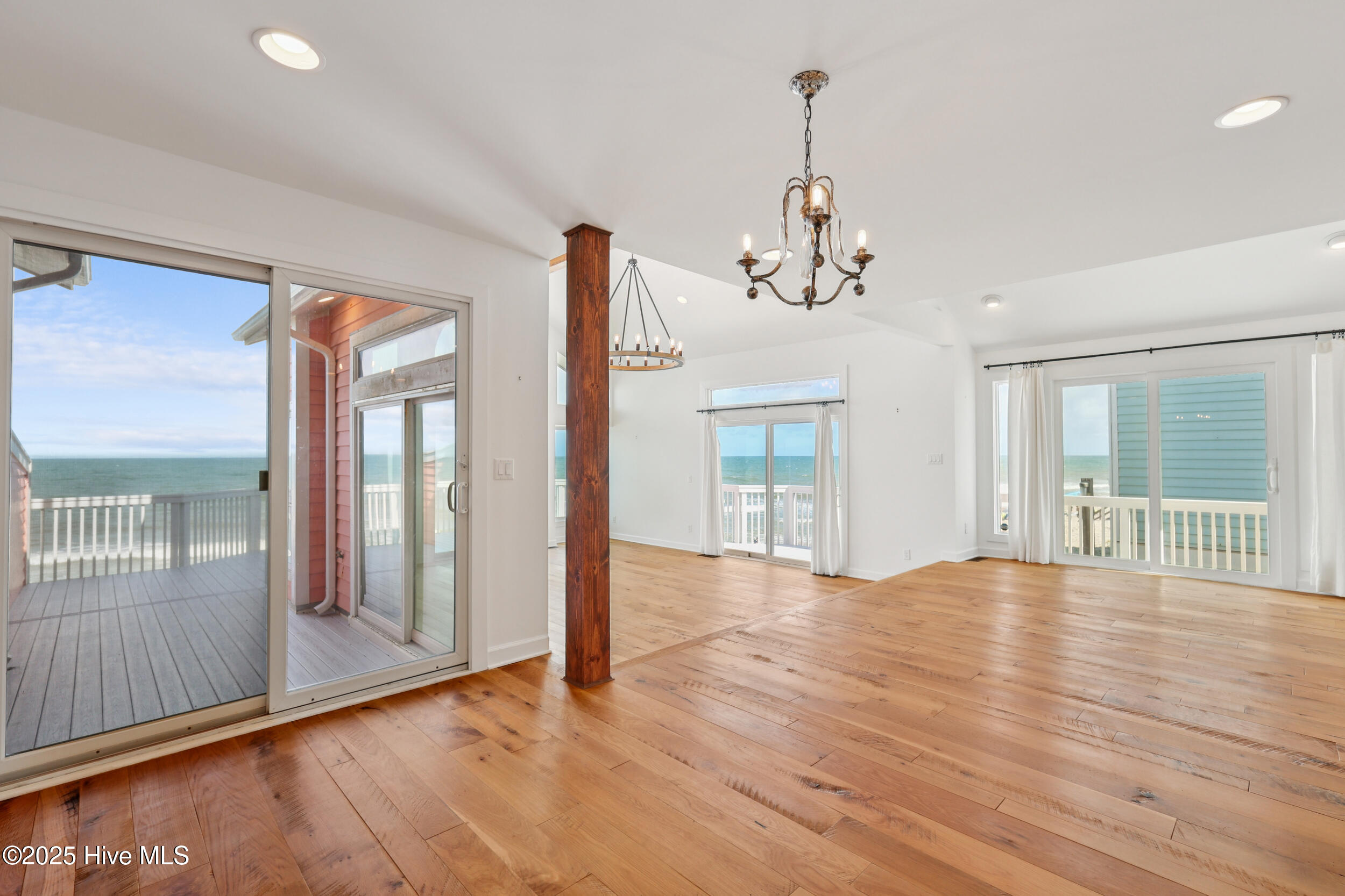 100518550 | Photo 11