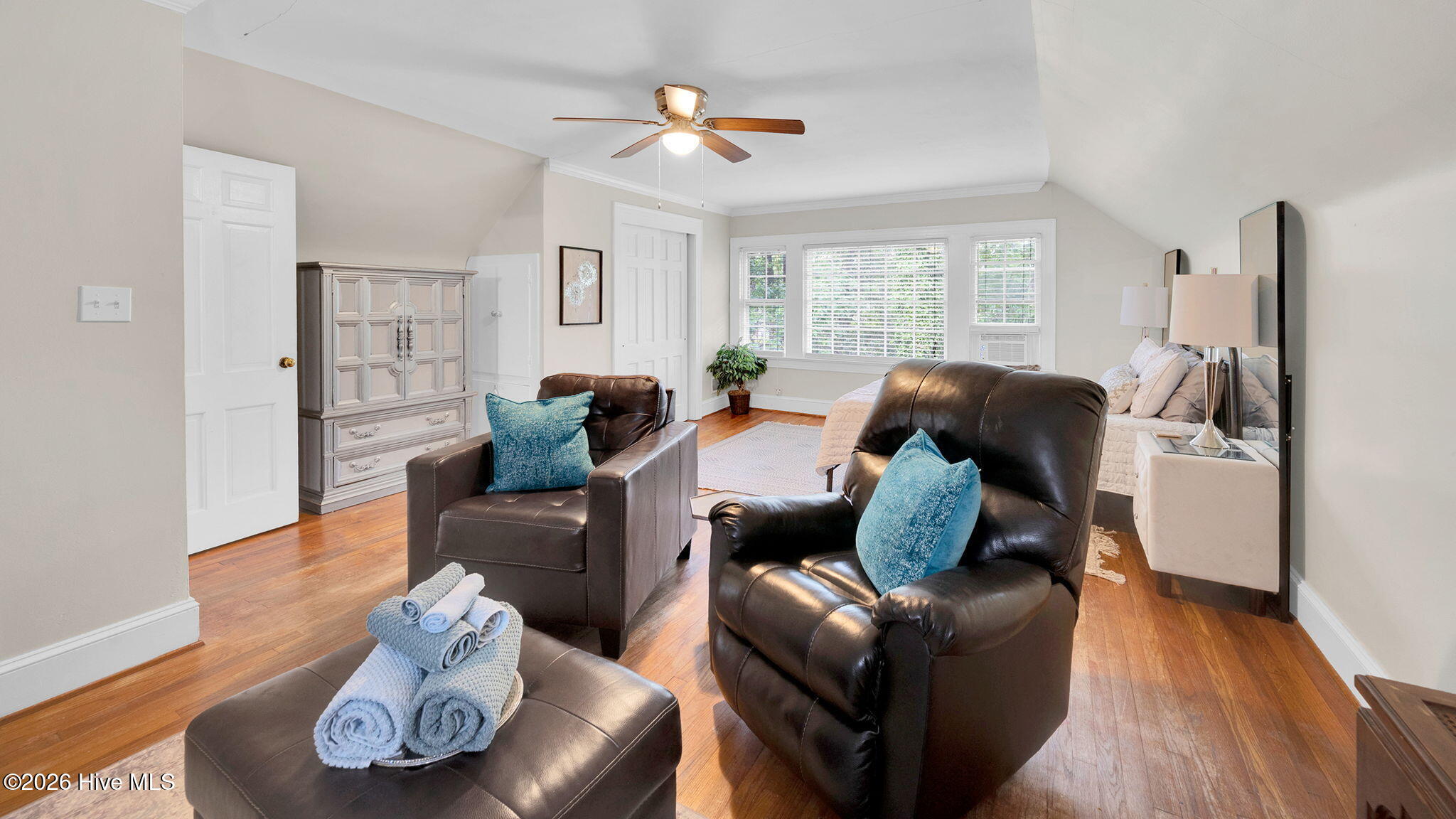 46-web-or-mls-1902 Sherwood Drive-46