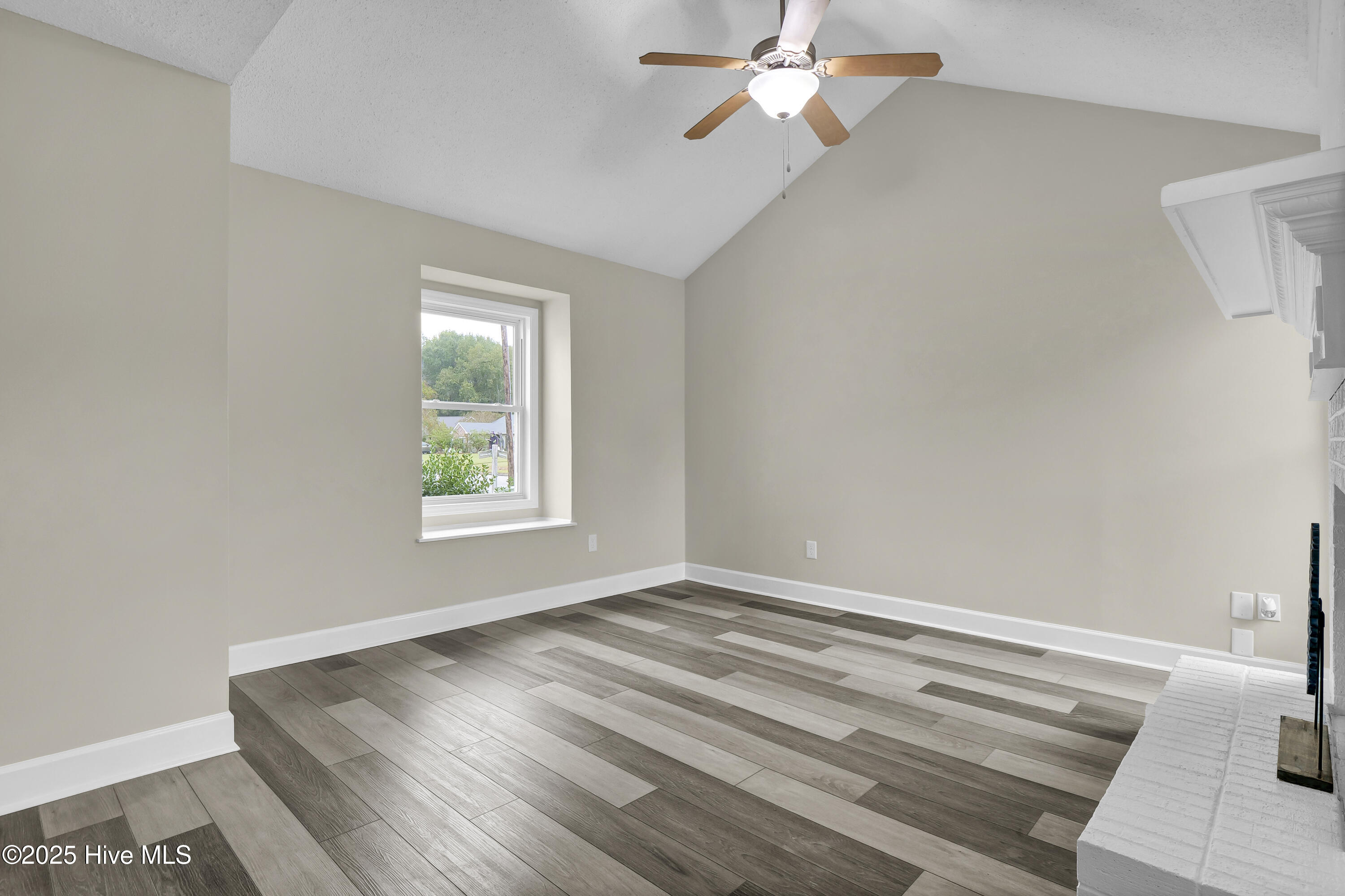 100533460 | Photo 14