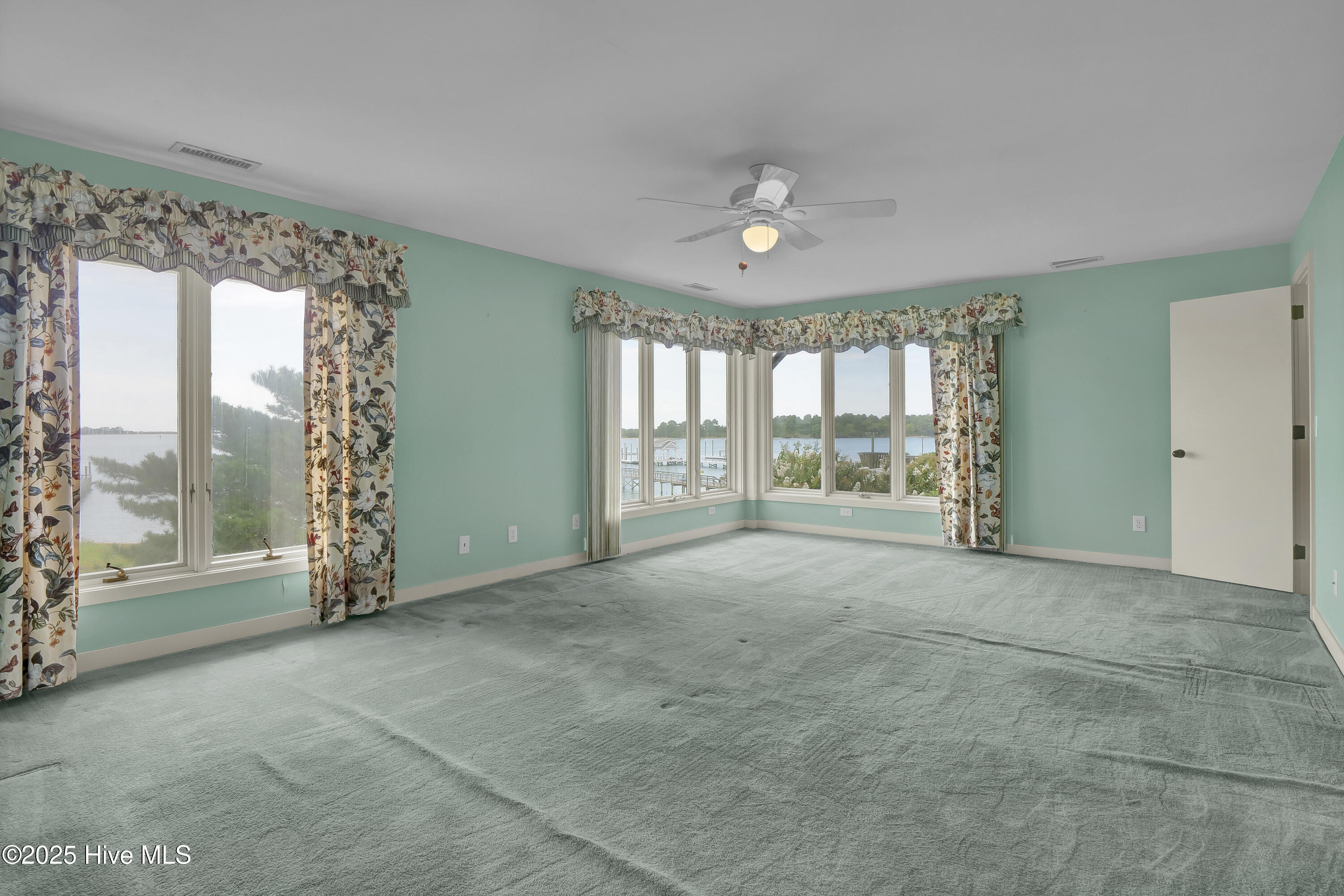 100527389 | Photo 27