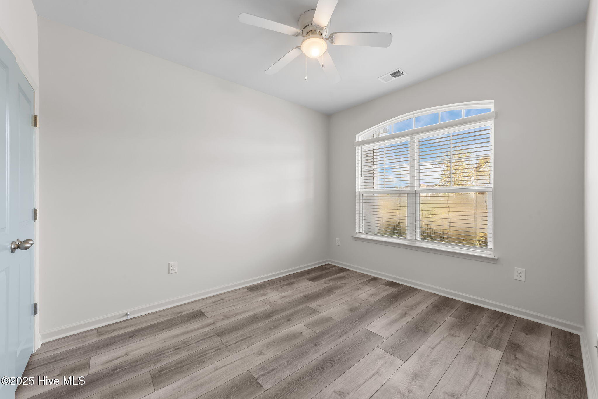 100533102 | Photo 27