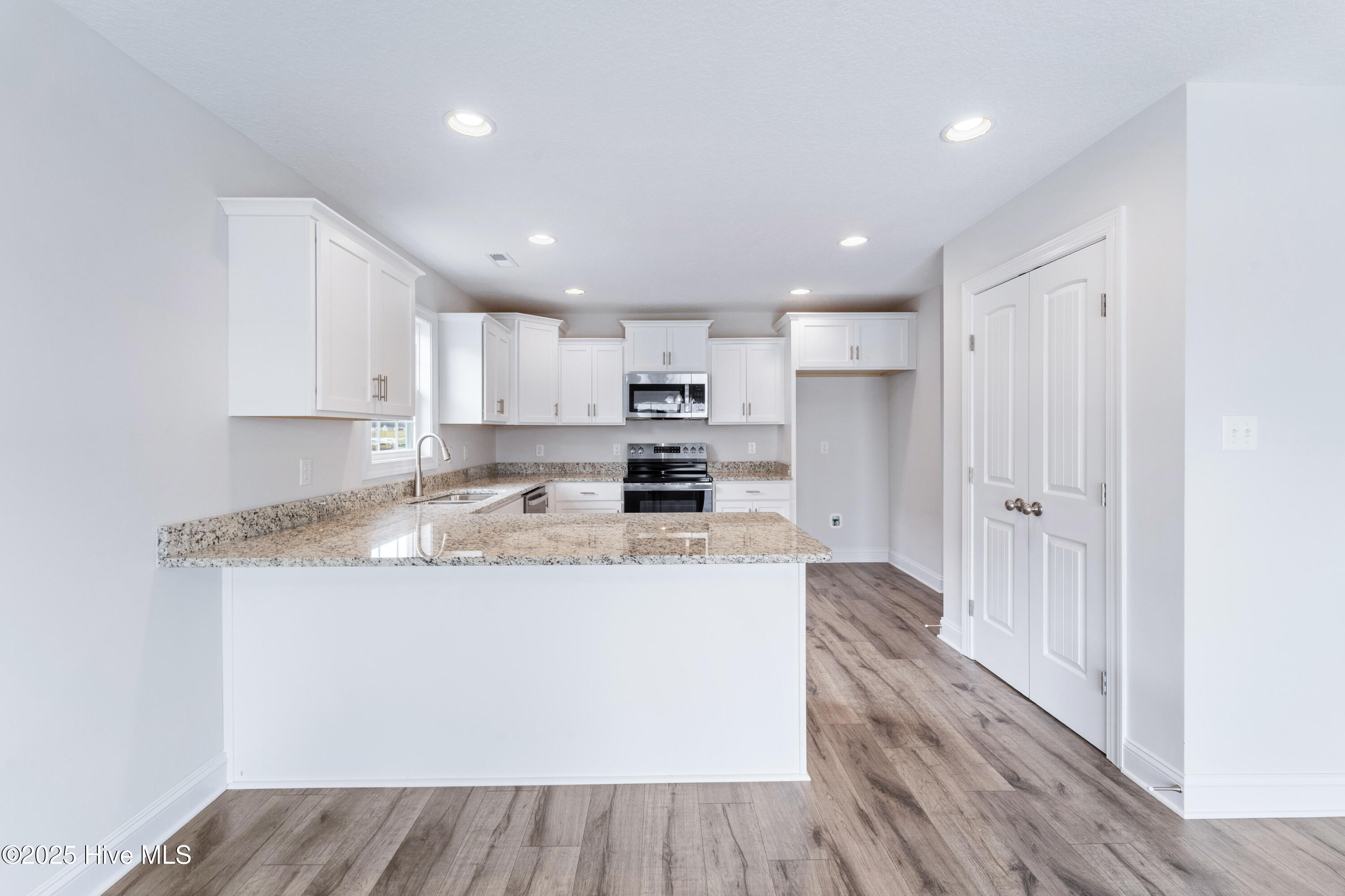 100493444 | Photo 11