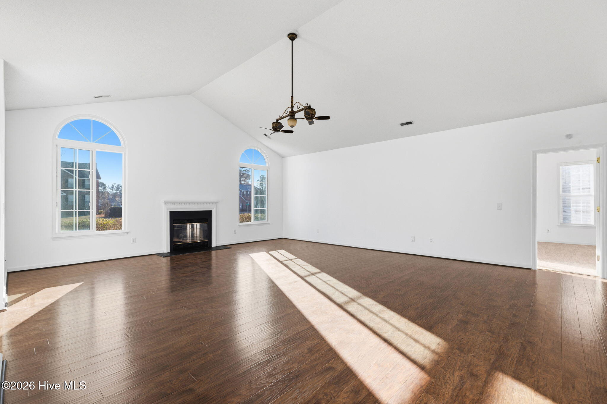 100548117 | Photo 10