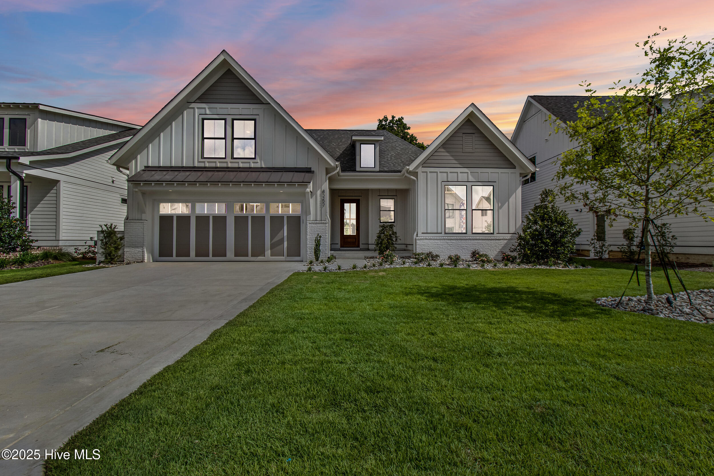 Osprey Cottage 2-One level living with bonus/bath up Elevated landscaping with river rock and lighting!