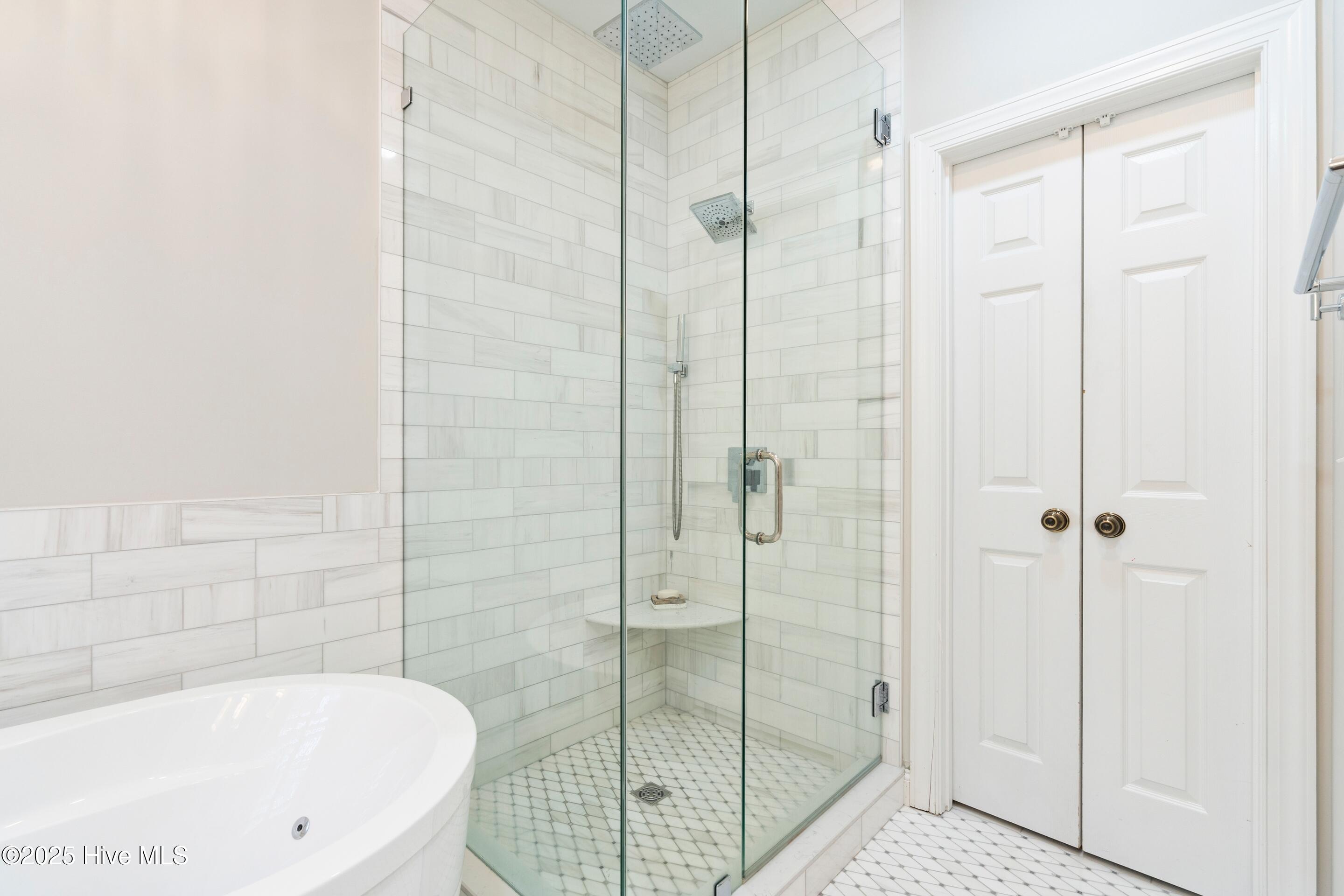 100520389 | Photo 45