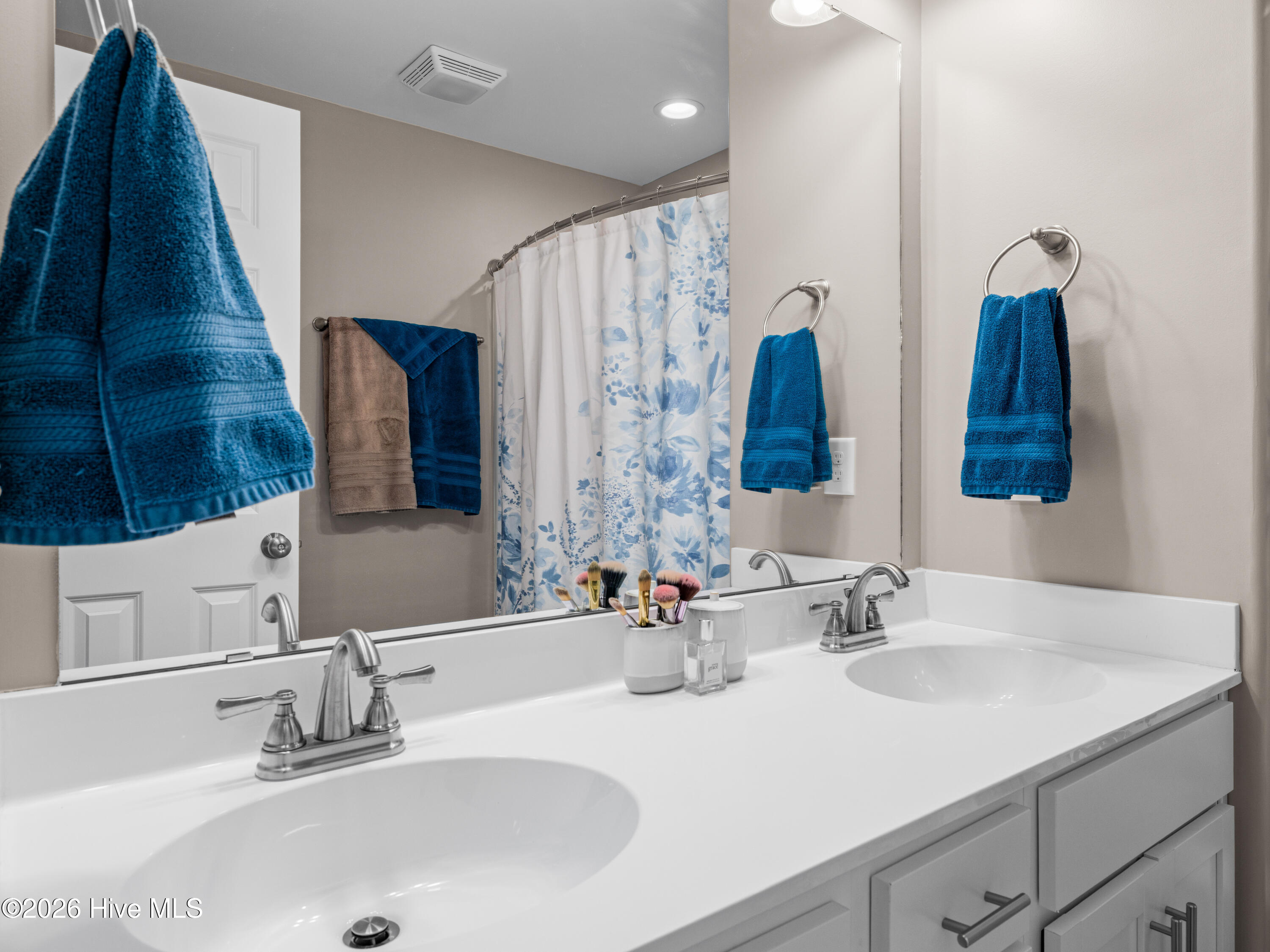 100549513 | Photo 38