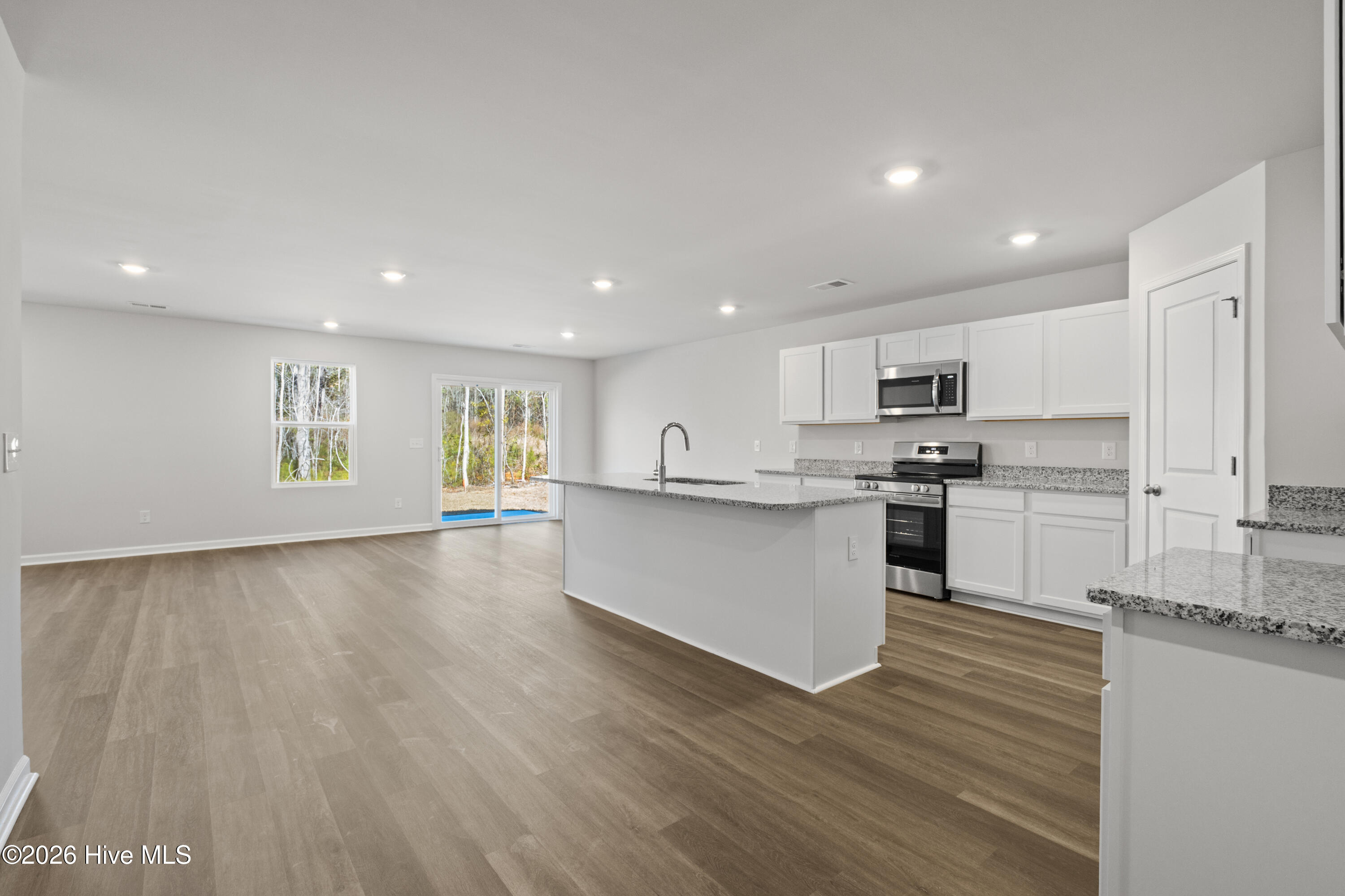 100552114 | Photo 10