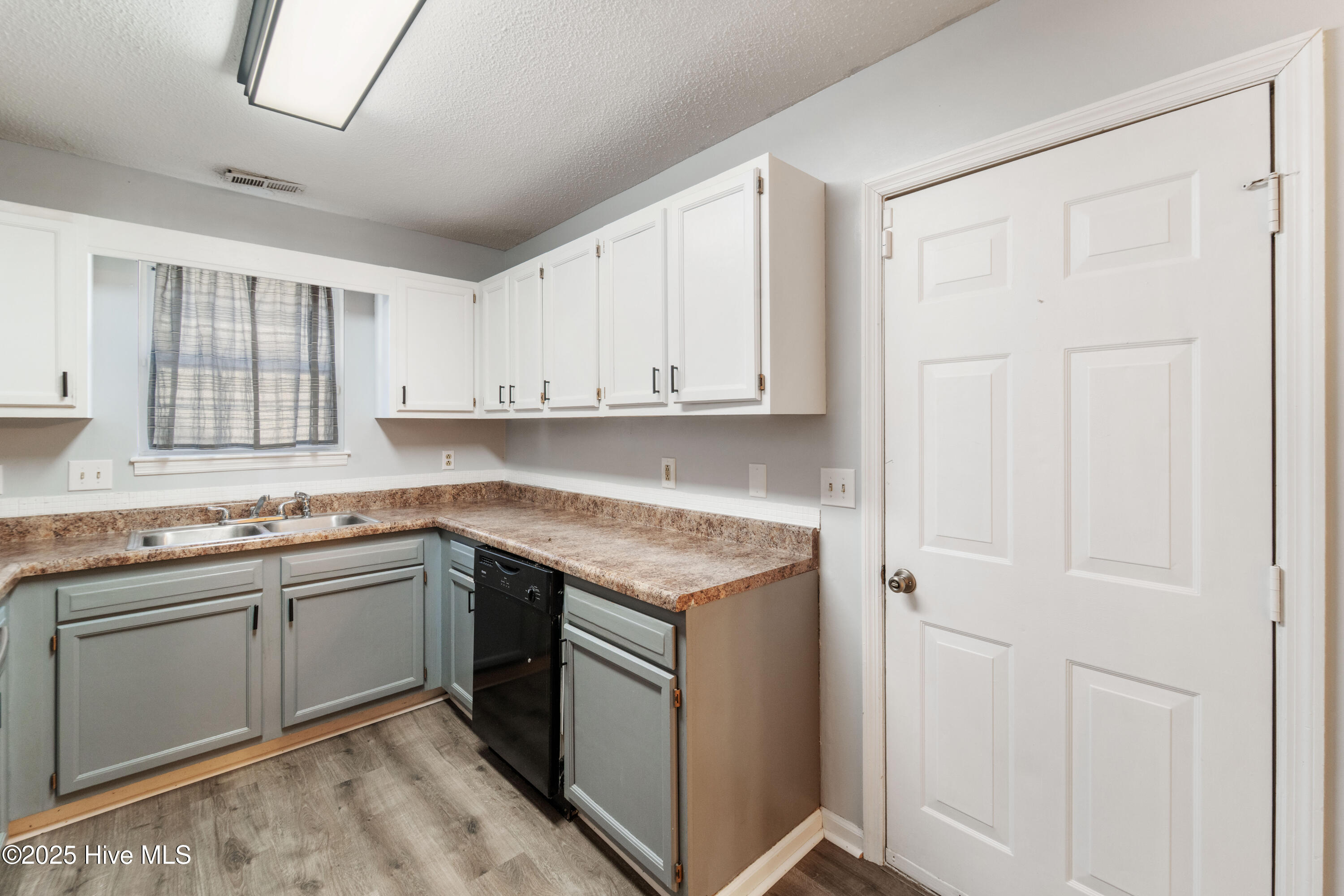 100546102 | Photo 19