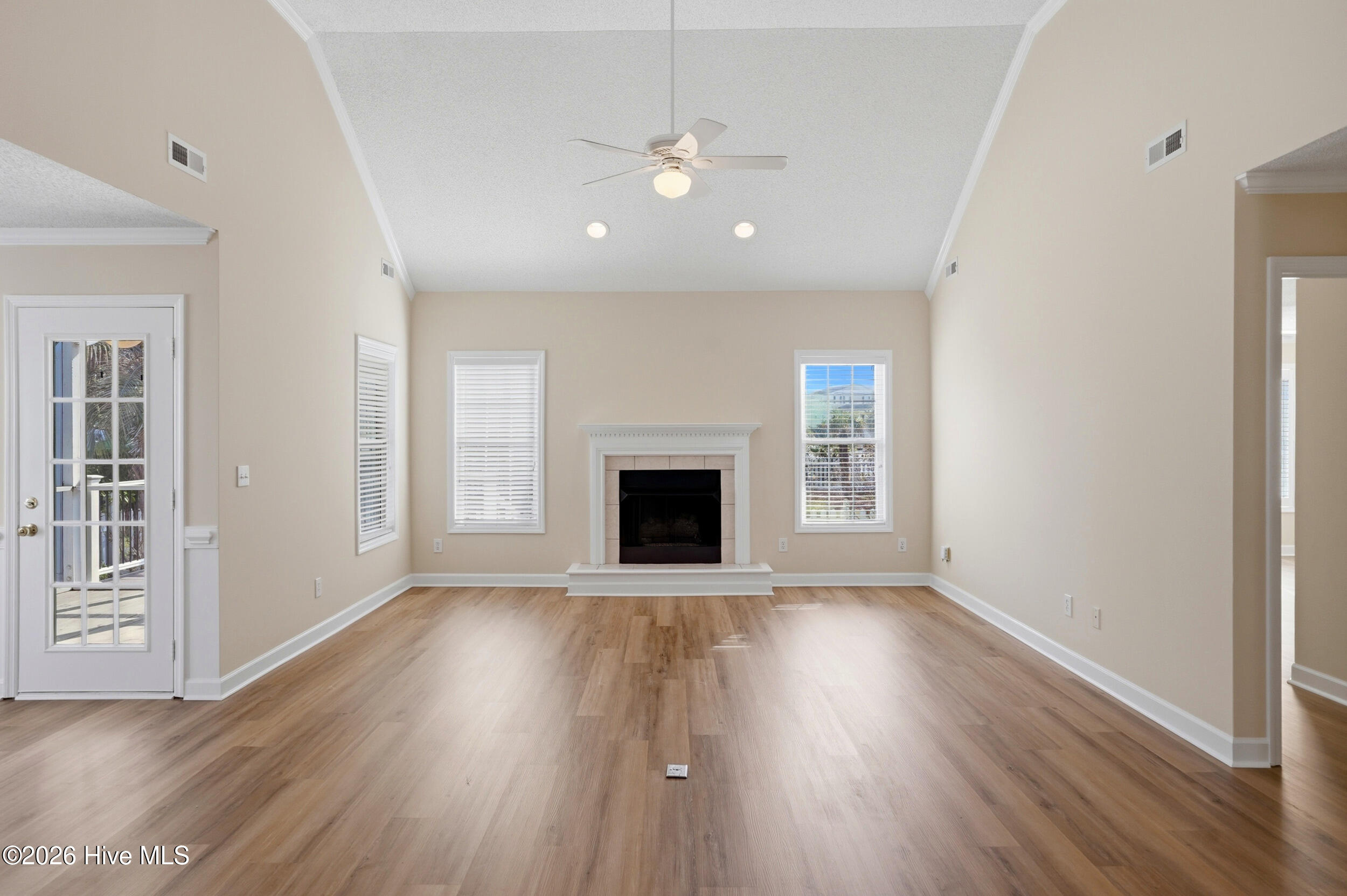 100559989 | Photo 10