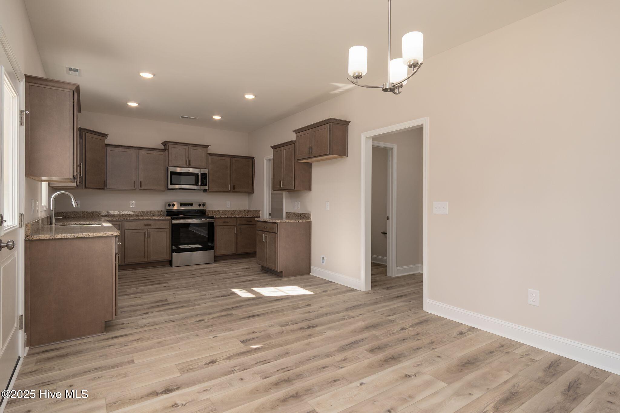 100531004 | Photo 17