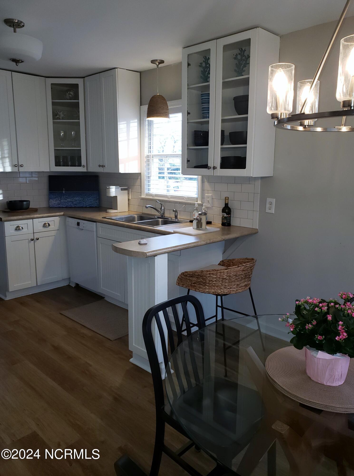 809 Shakespeare Kitchen 1