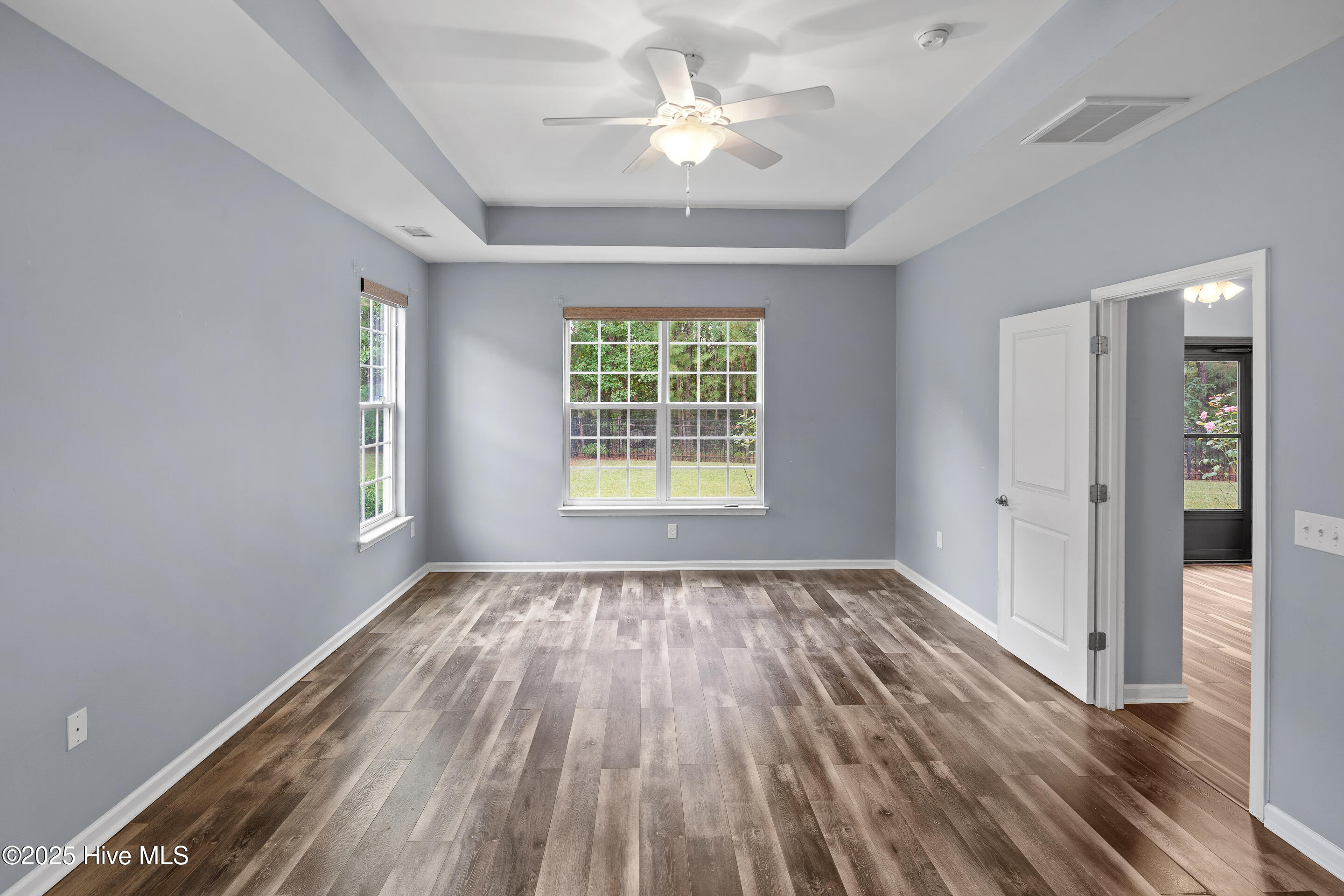 100533720 | Photo 25