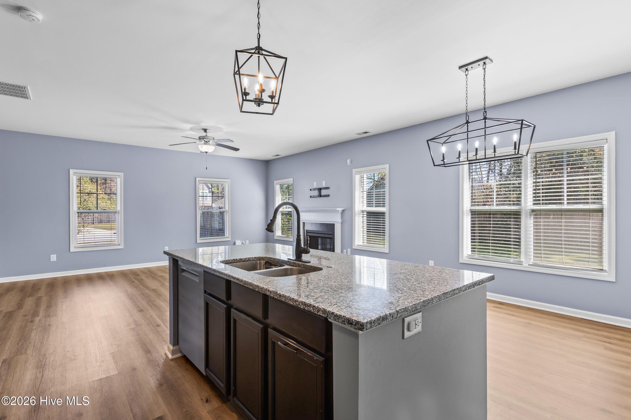 100562604 | Photo 14