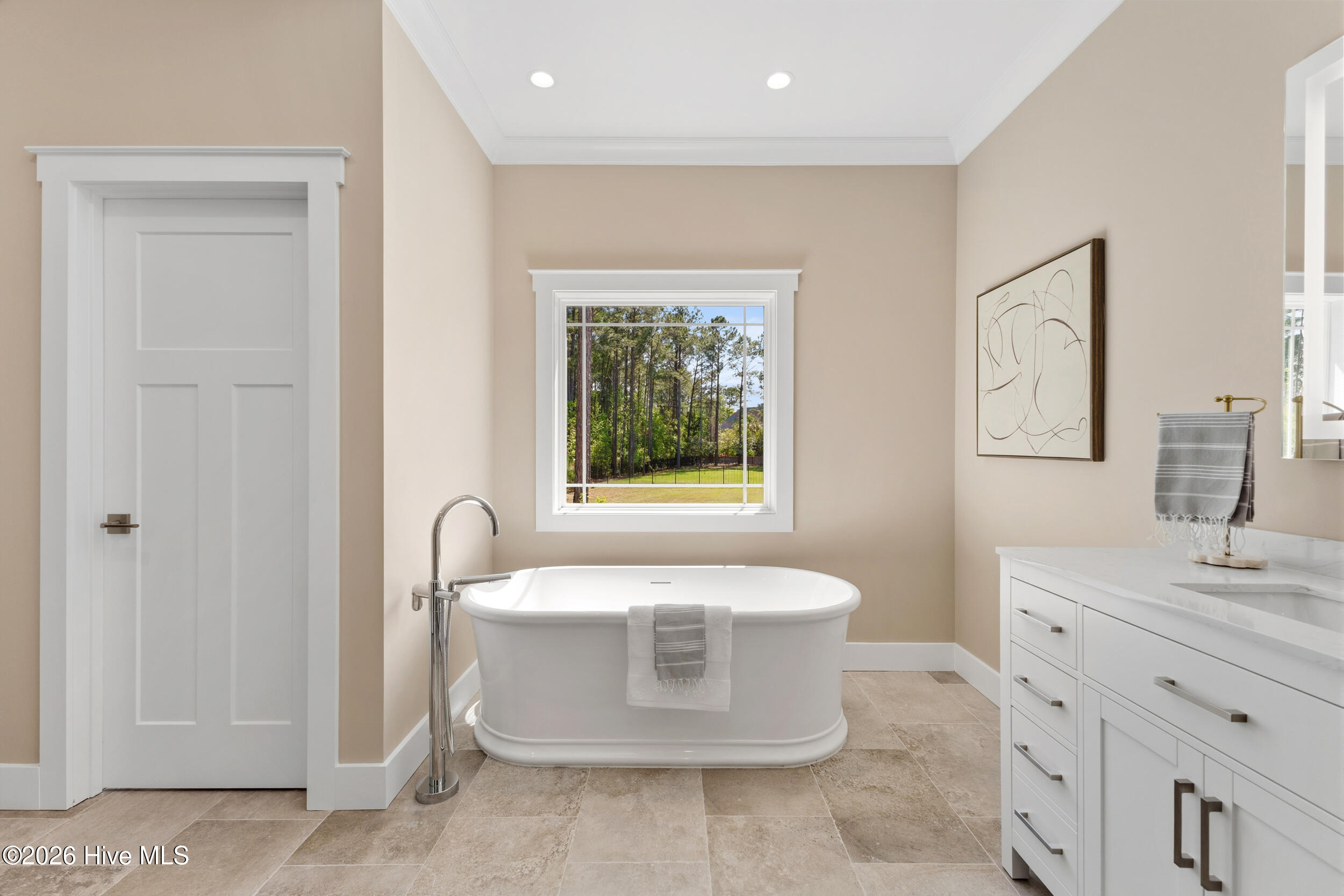 100566568 | Photo 32