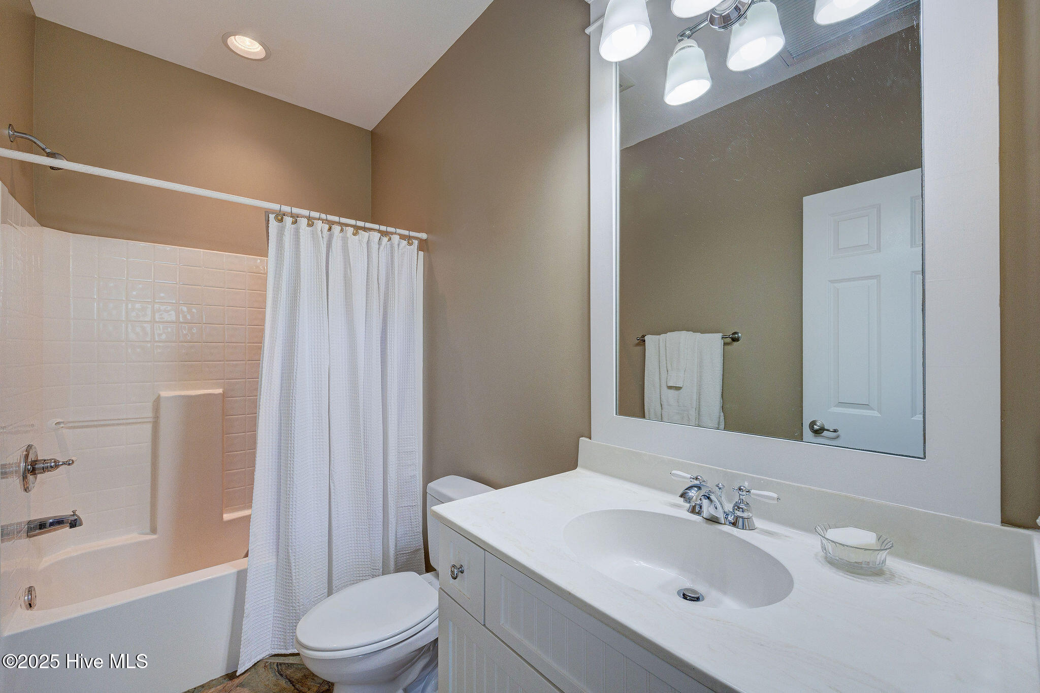 100533949 | Photo 35