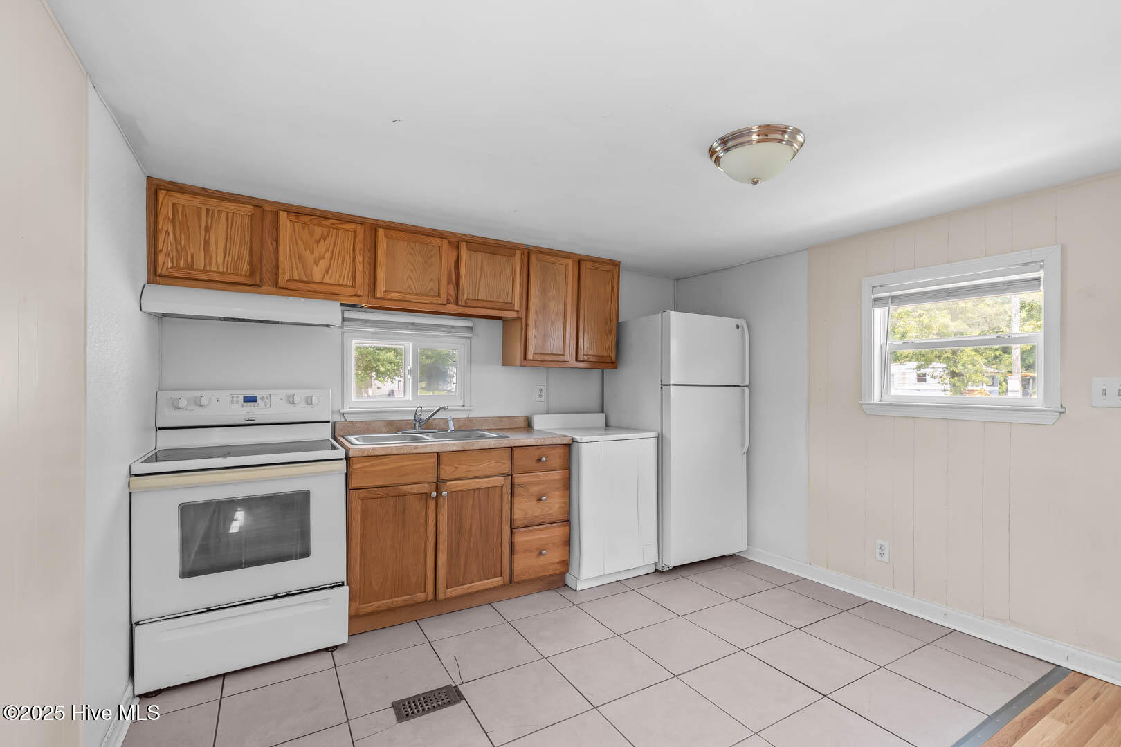 100557844 | Photo 10