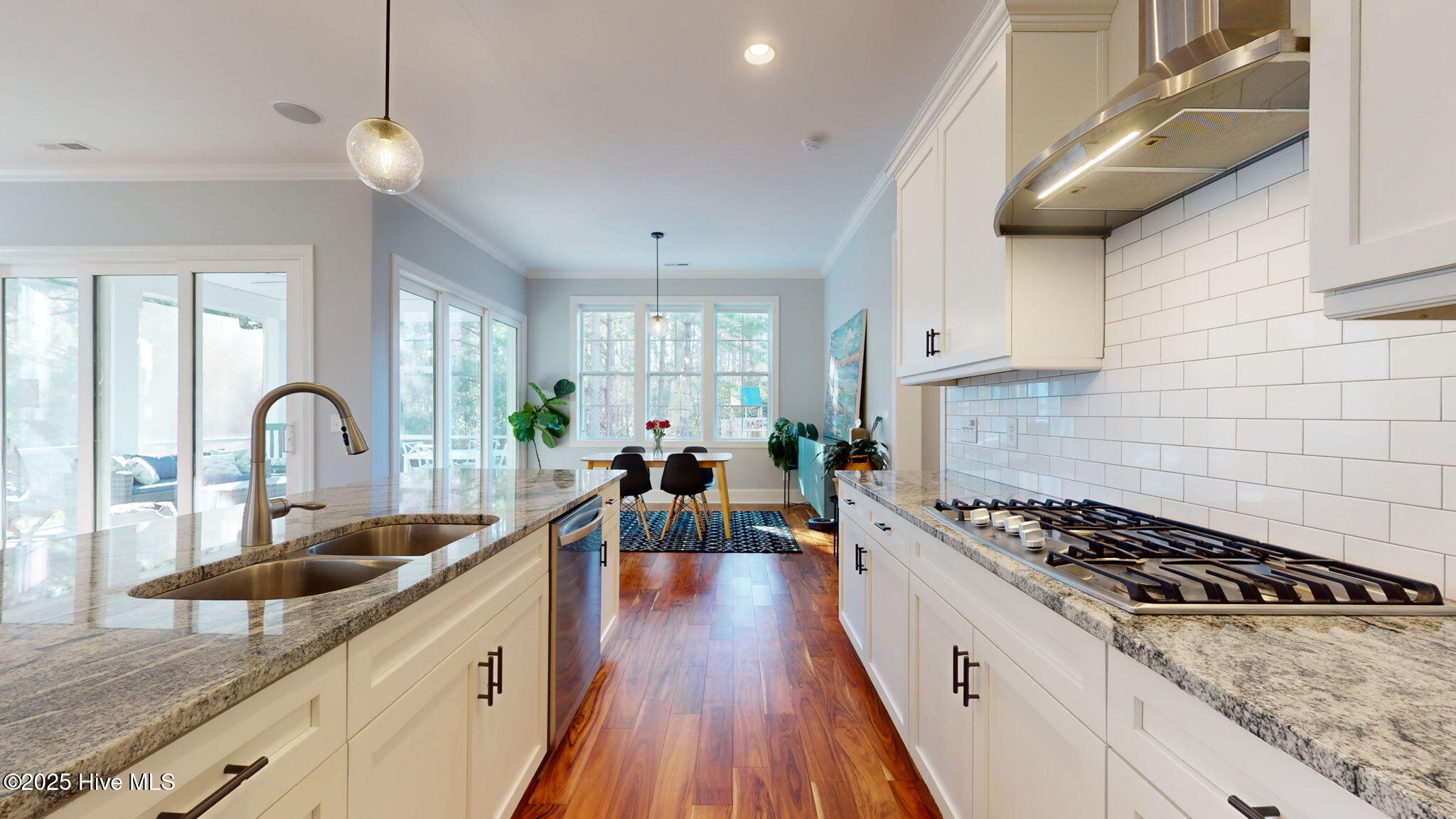 100518593 | Photo 19