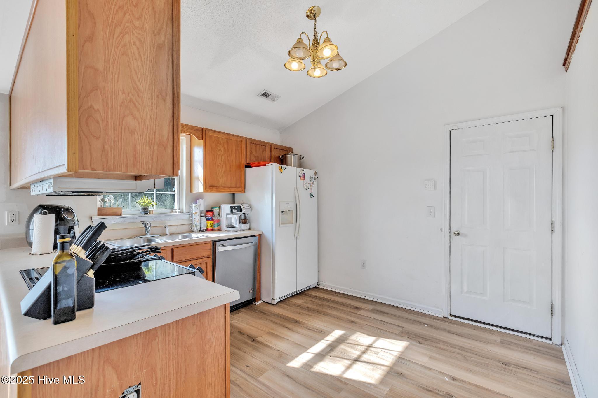 100525270 | Photo 12