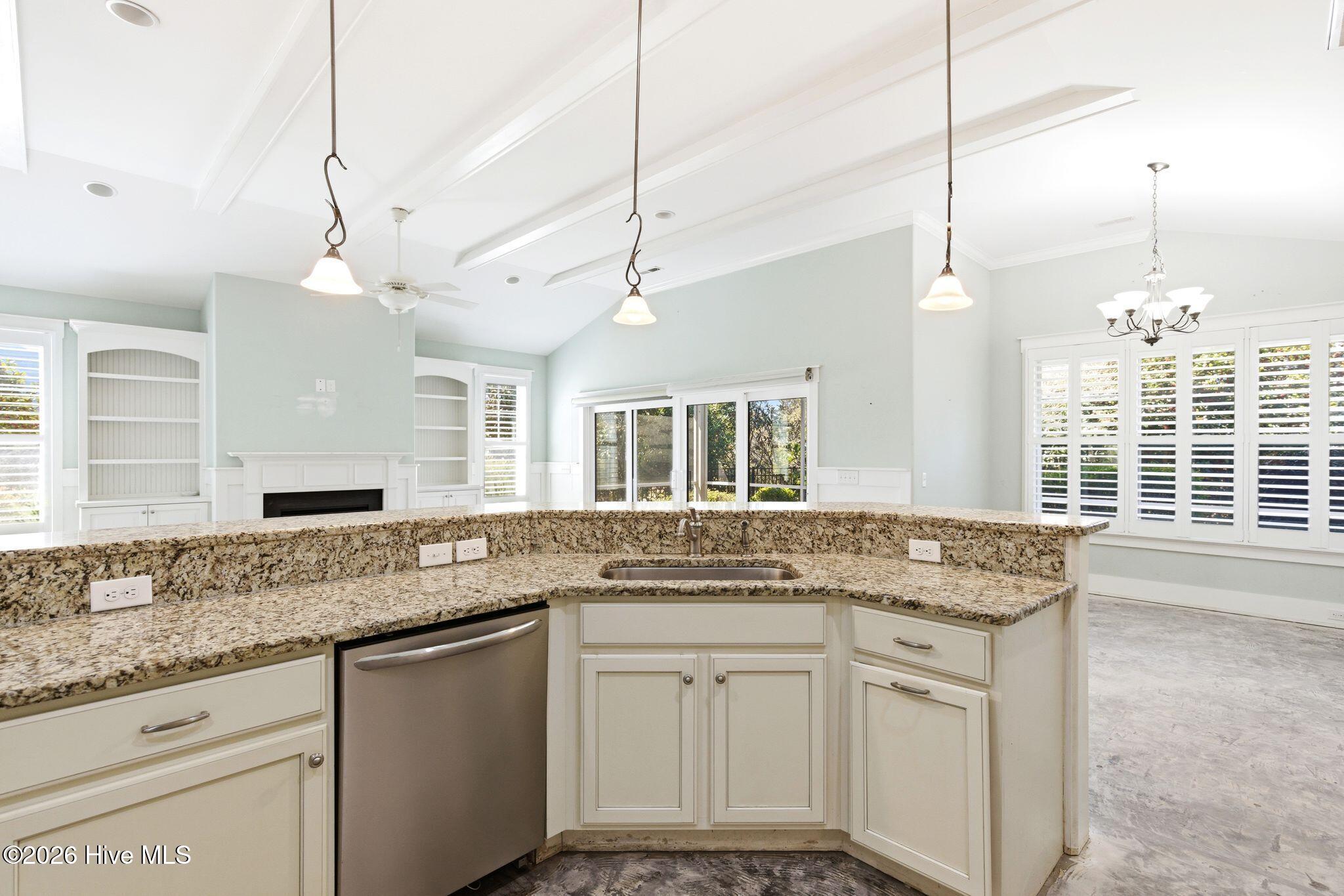 100564306 | Photo 13