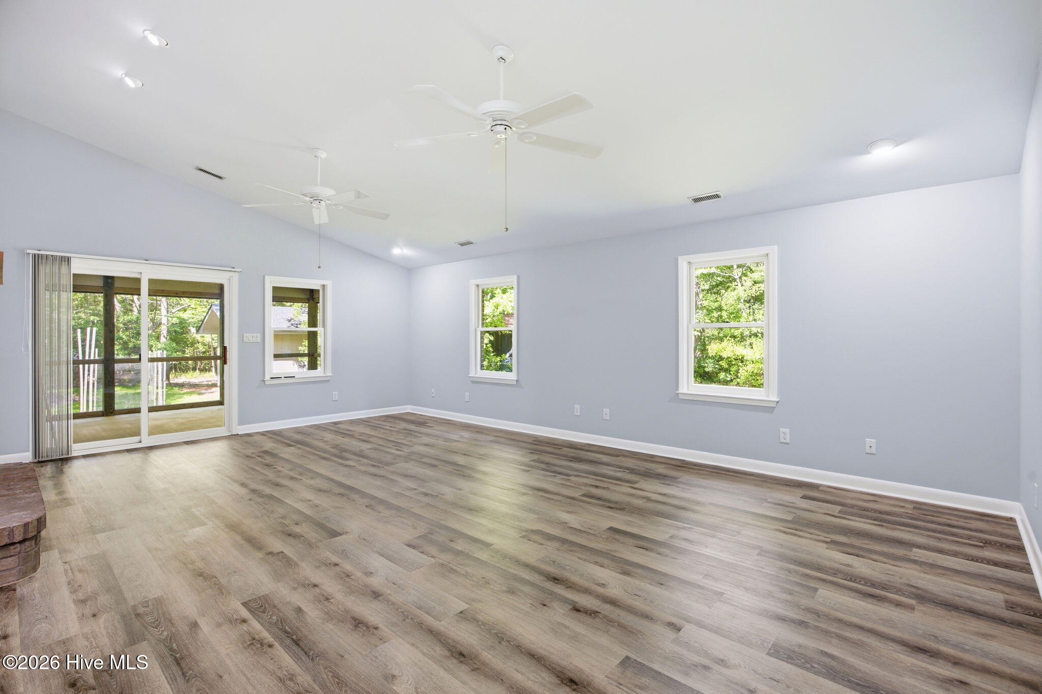 100569469 | Photo 25