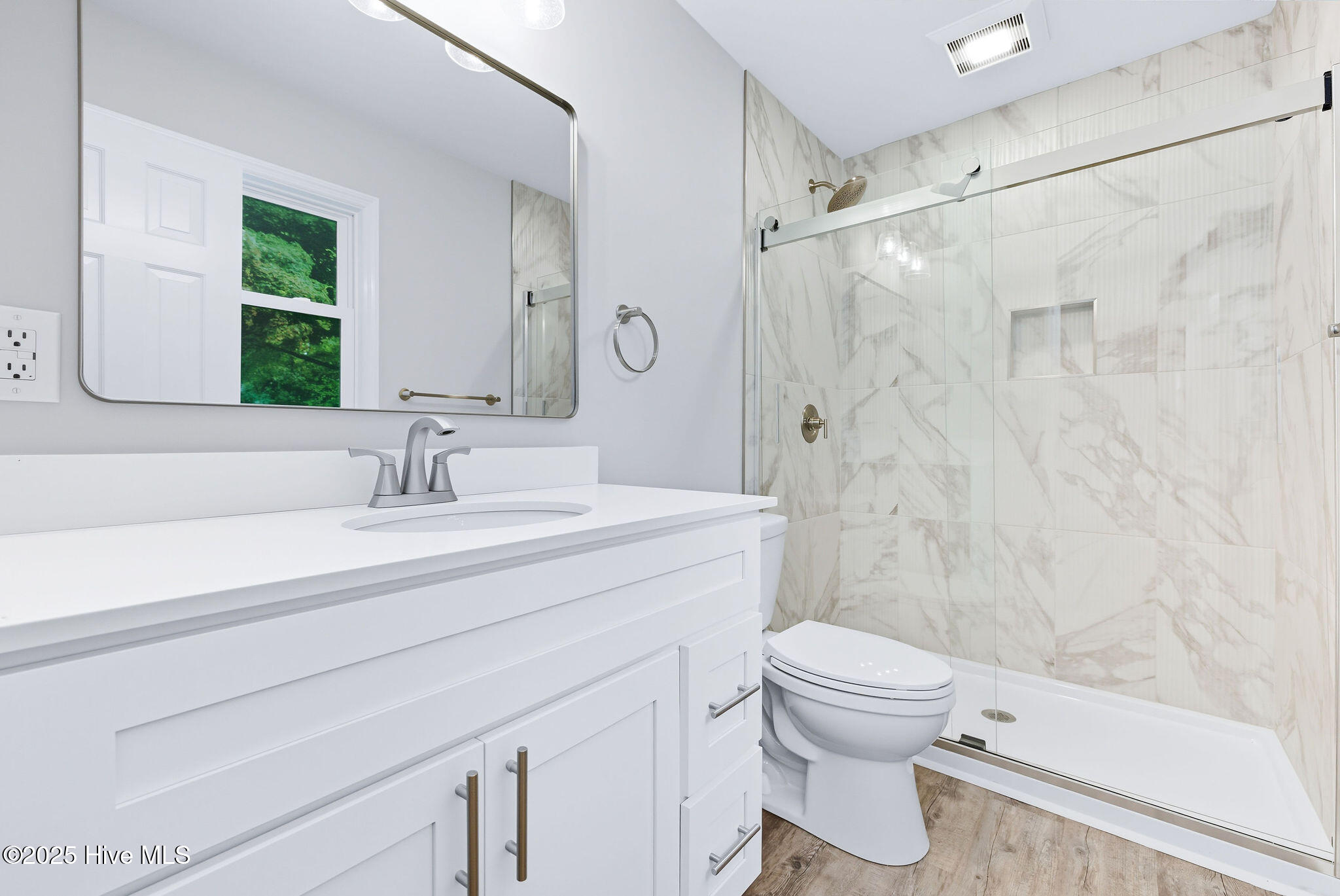 100529892 | Photo 15