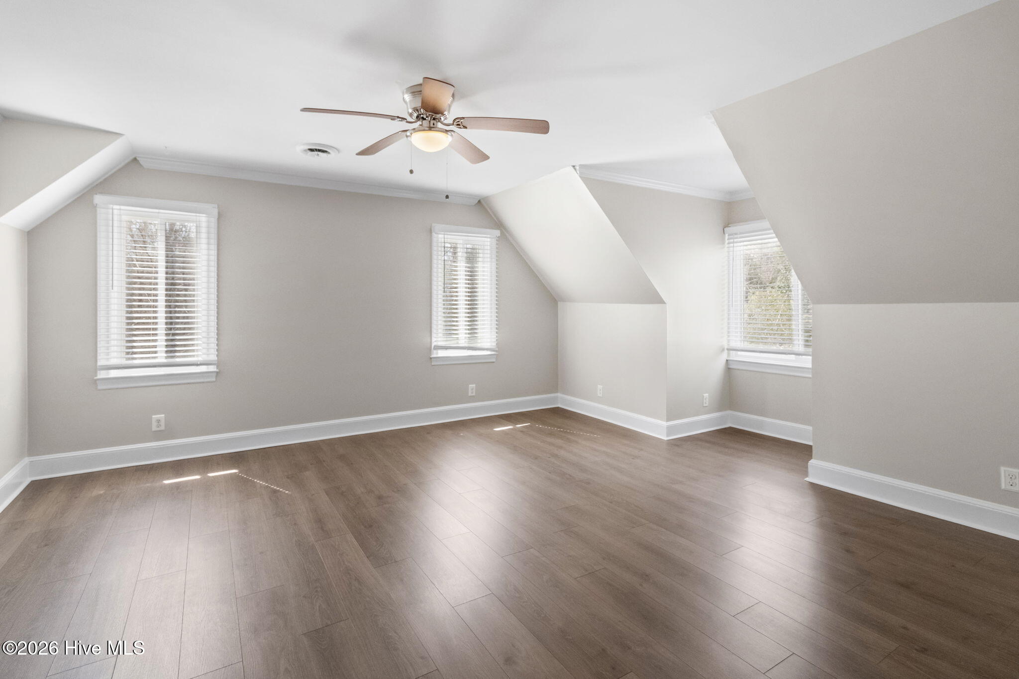 100560043 | Photo 31