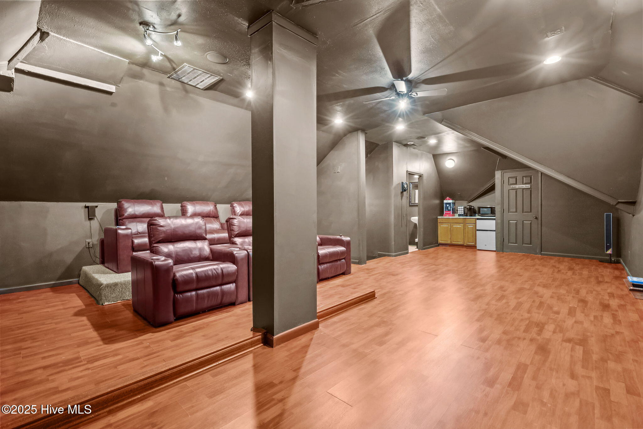 100529119 | Photo 52