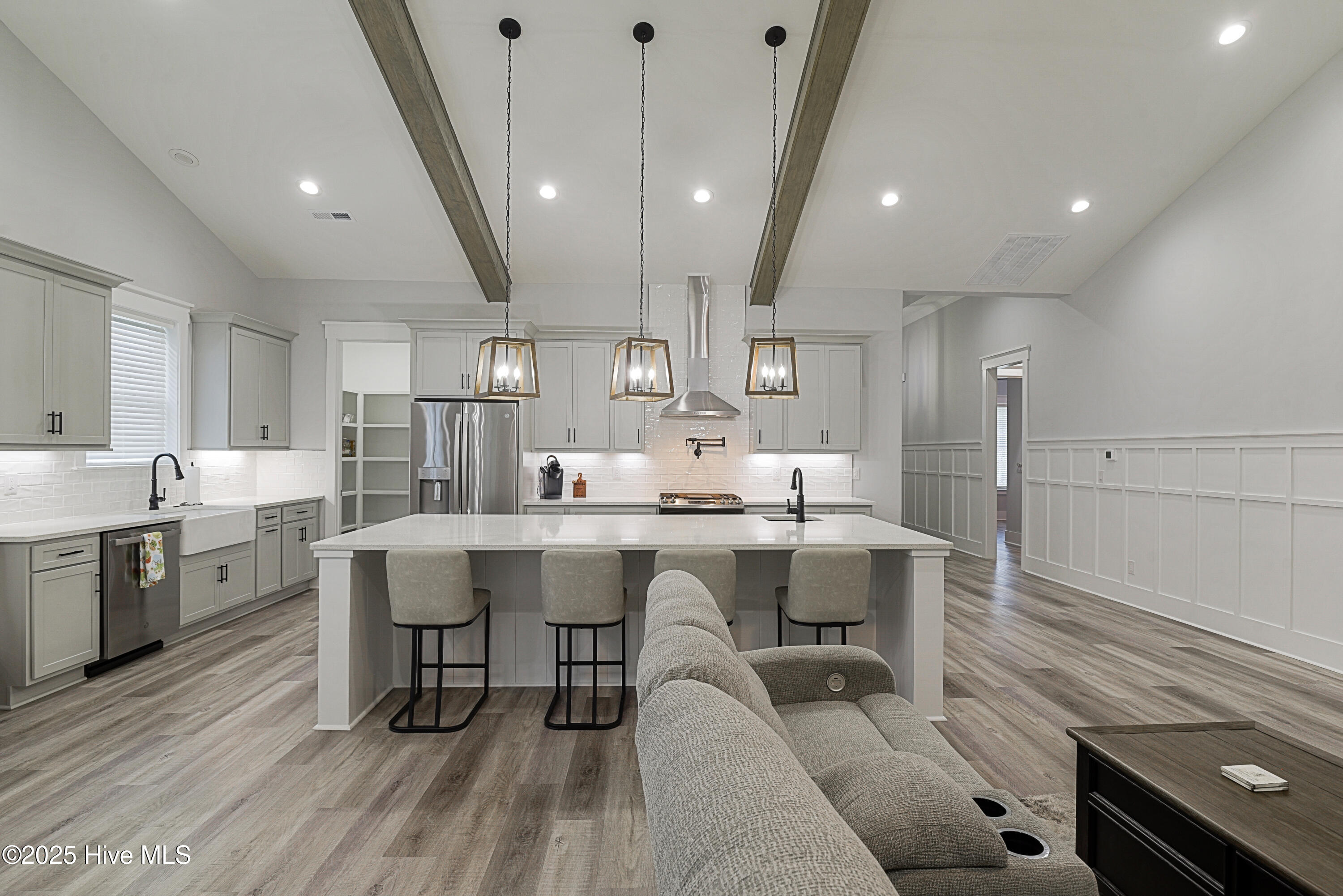 100532165 | Photo 12