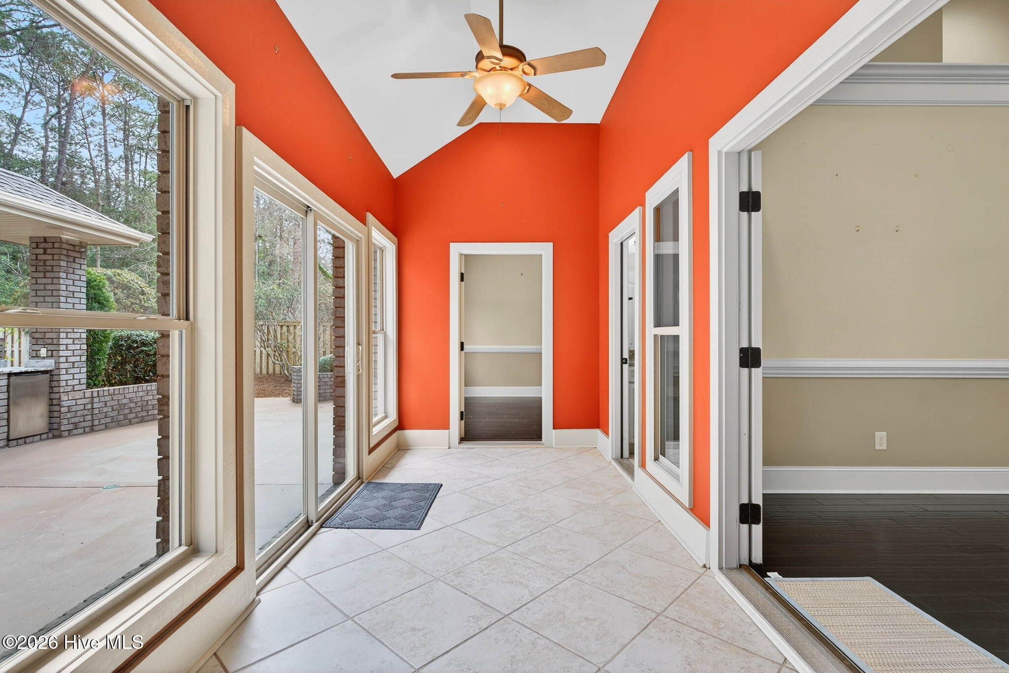 100560240 | Photo 34