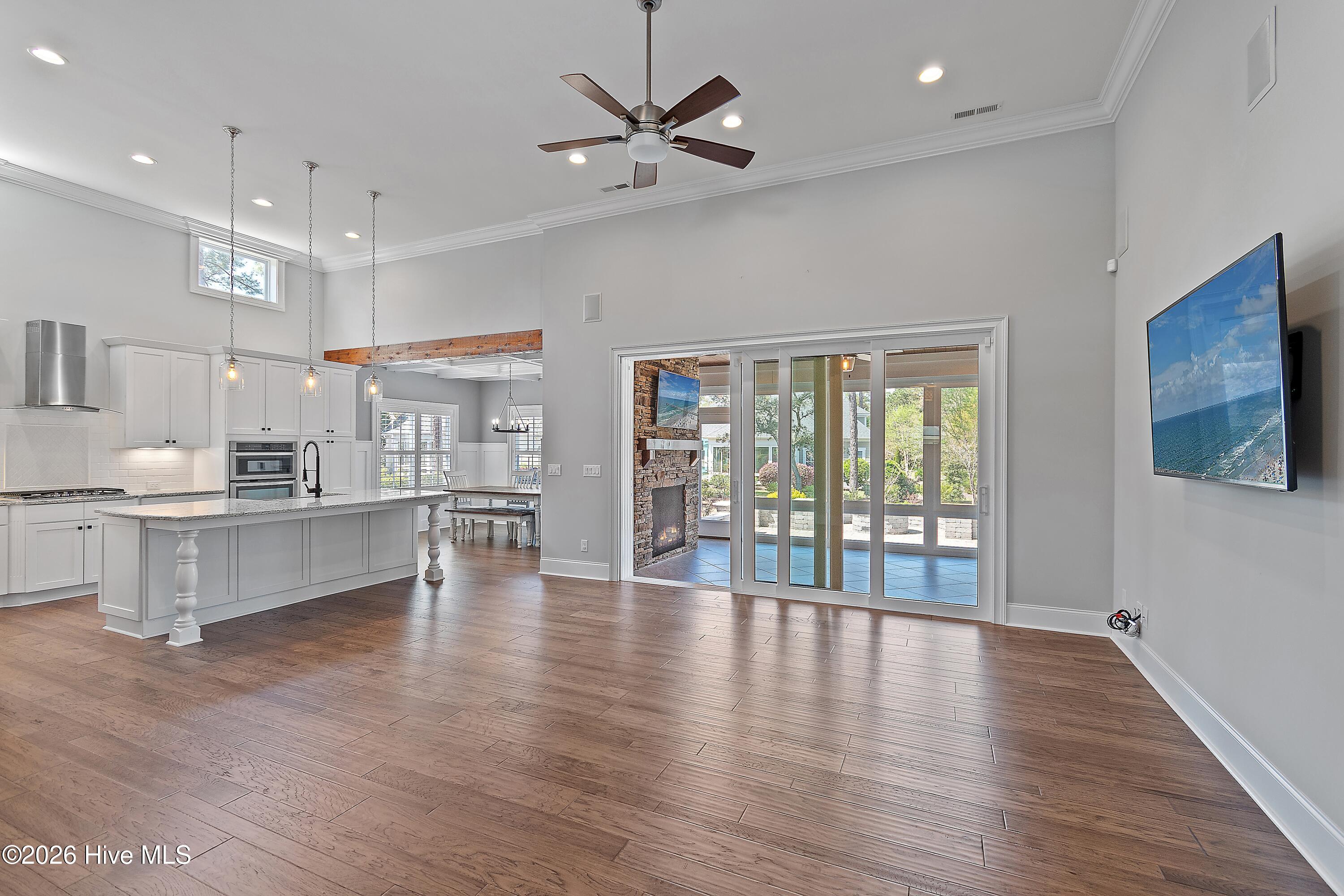 100564386 | Photo 12