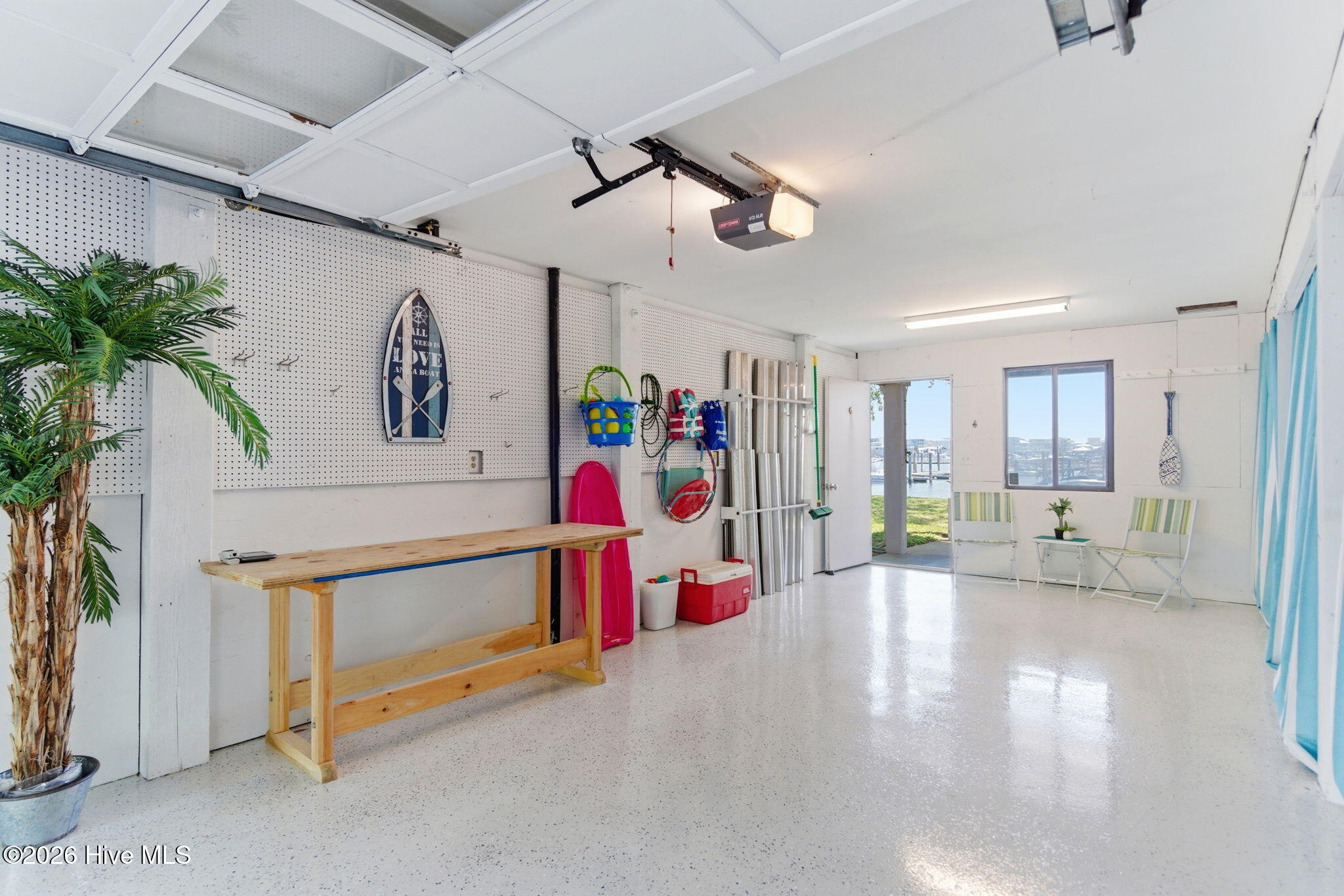 100570413 | Photo 21