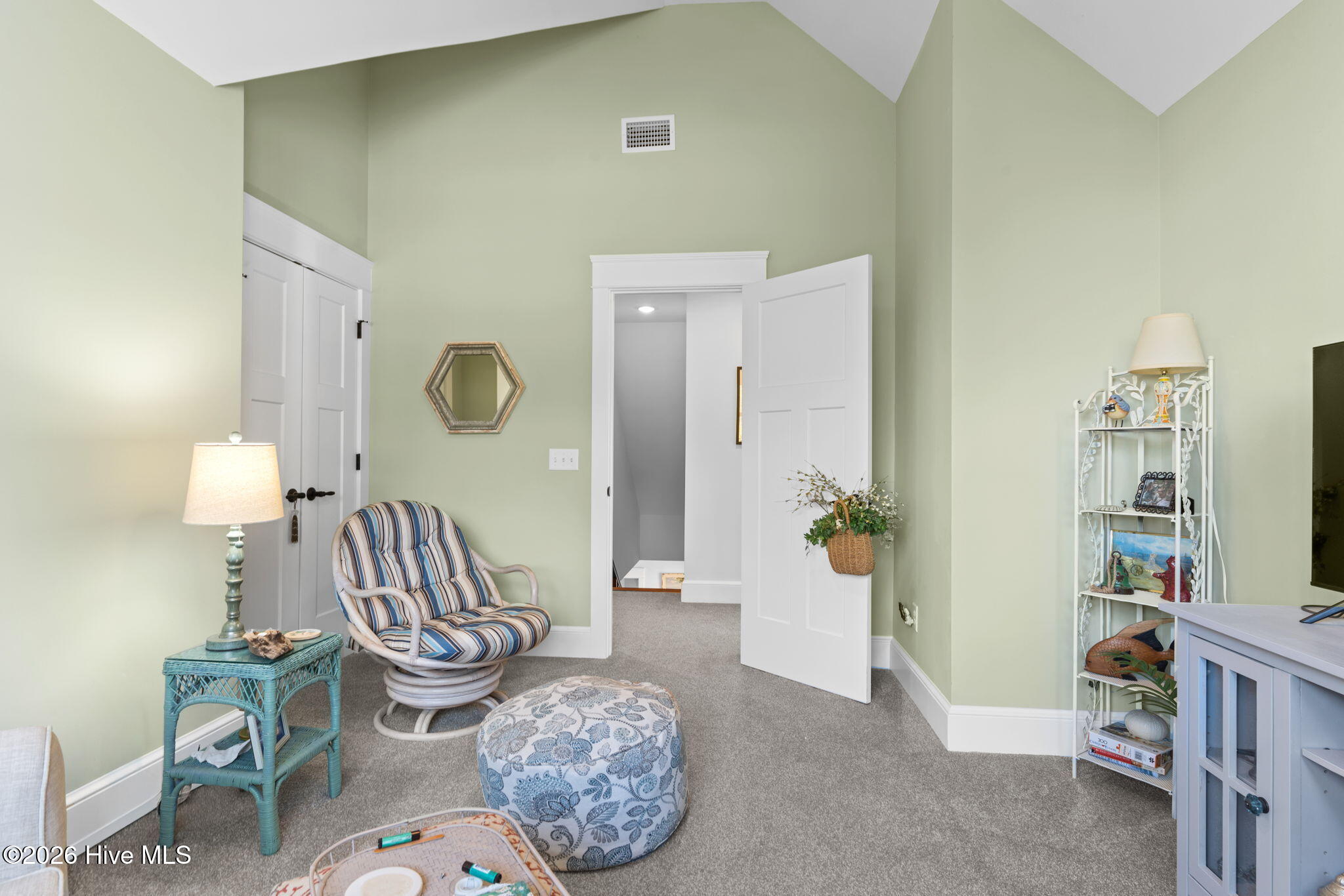 100560975 | Photo 36