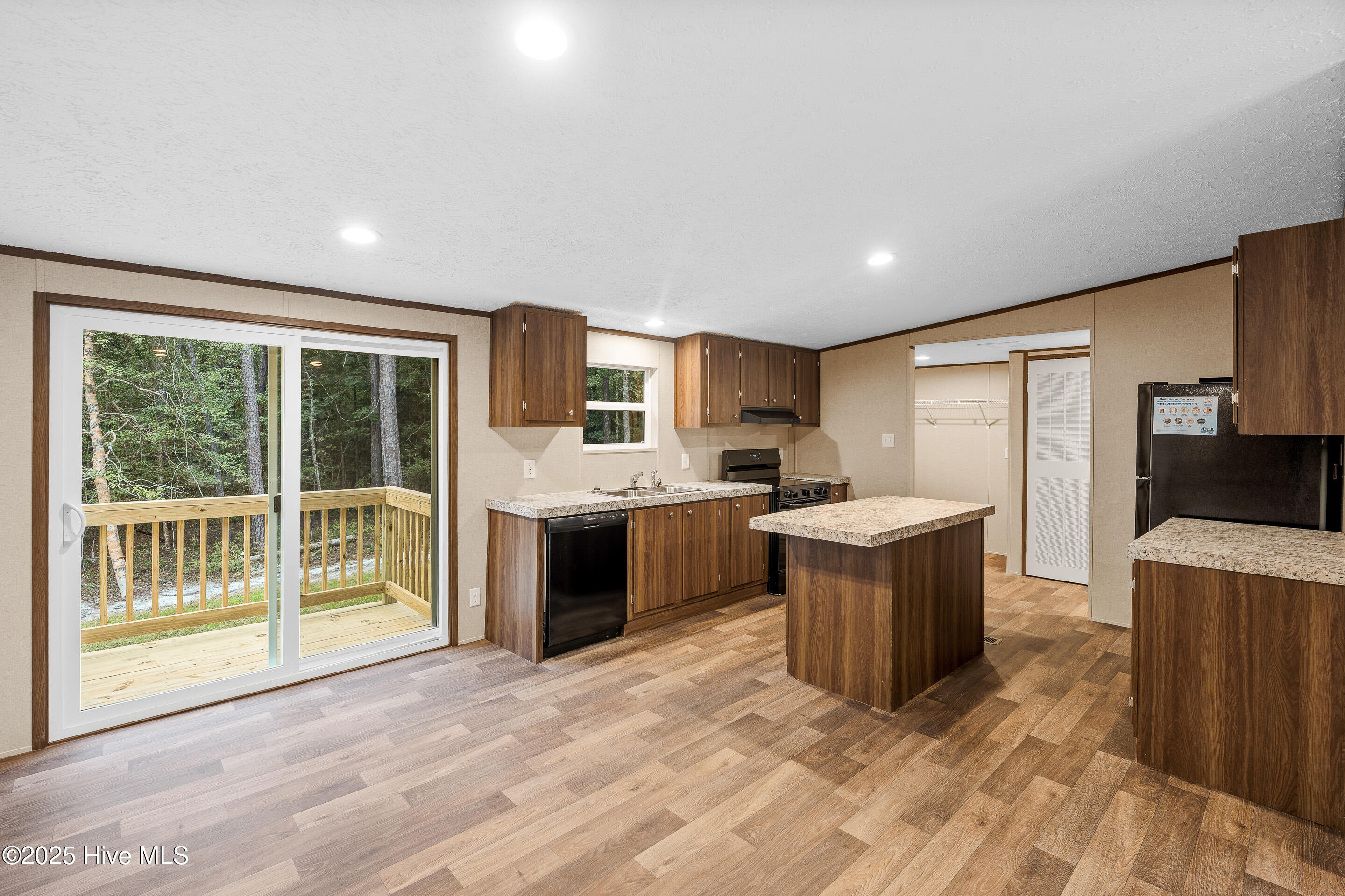 100532325 | Photo 10