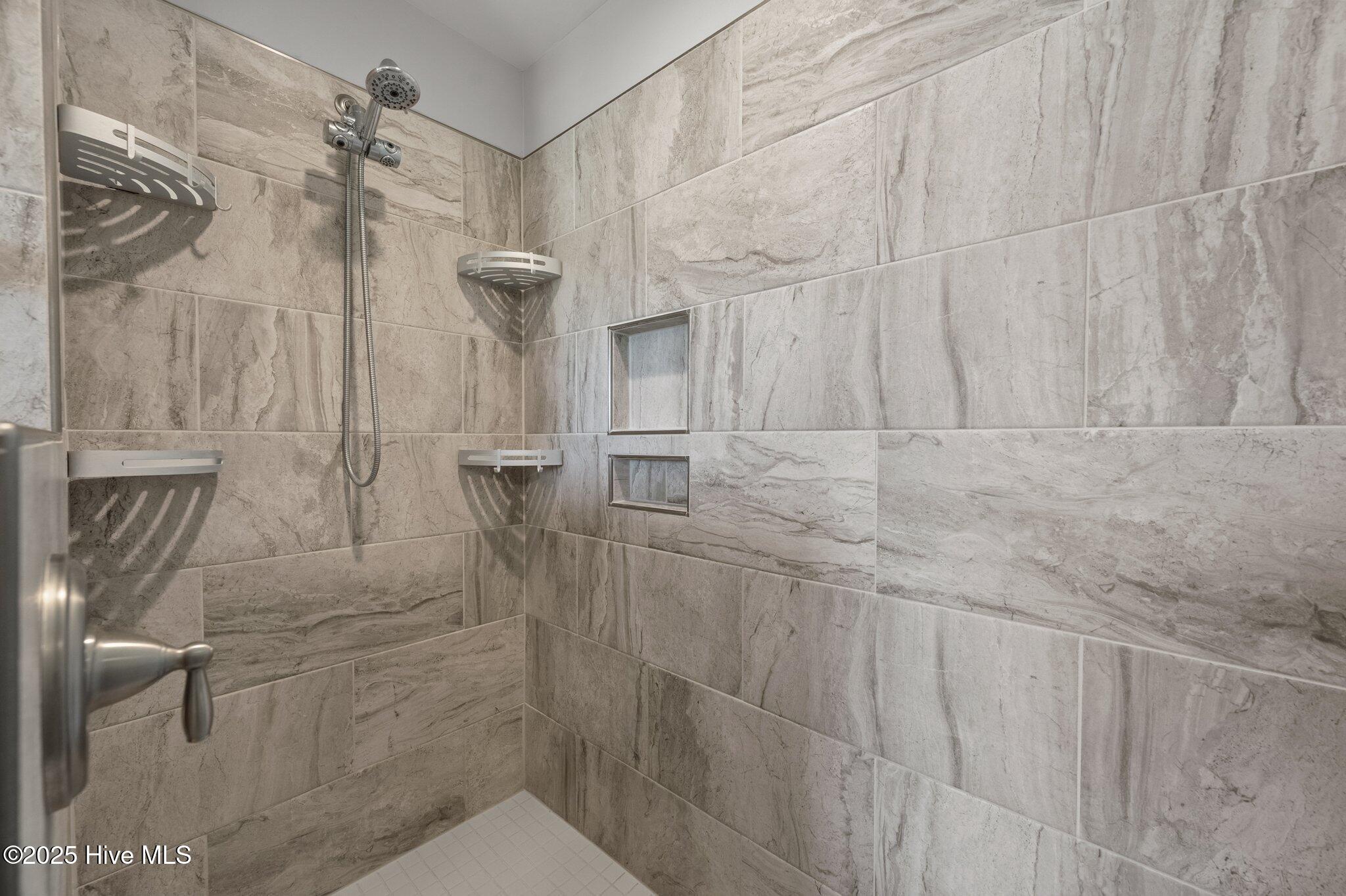 100517734 | Photo 33