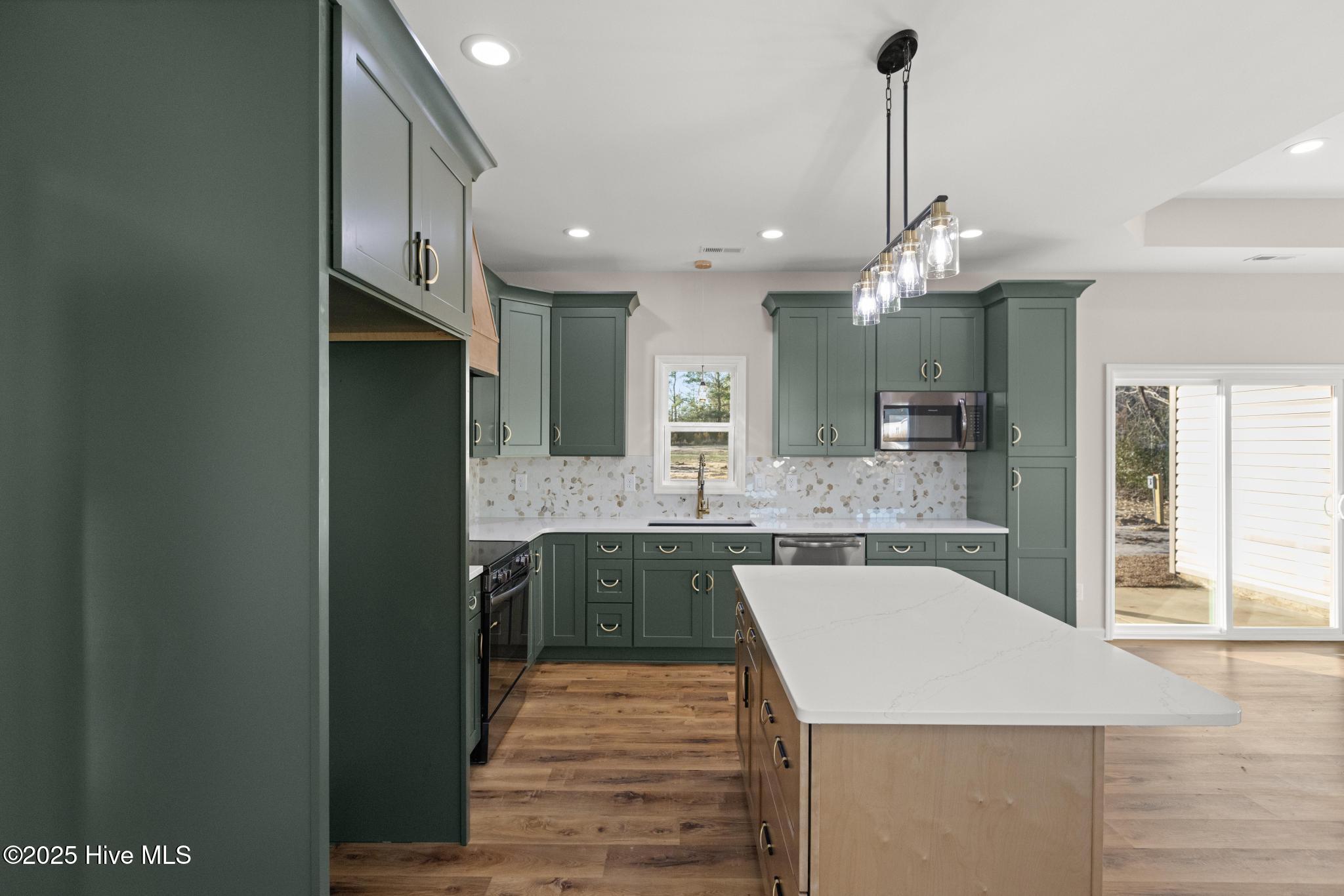 100518466 | Photo 10