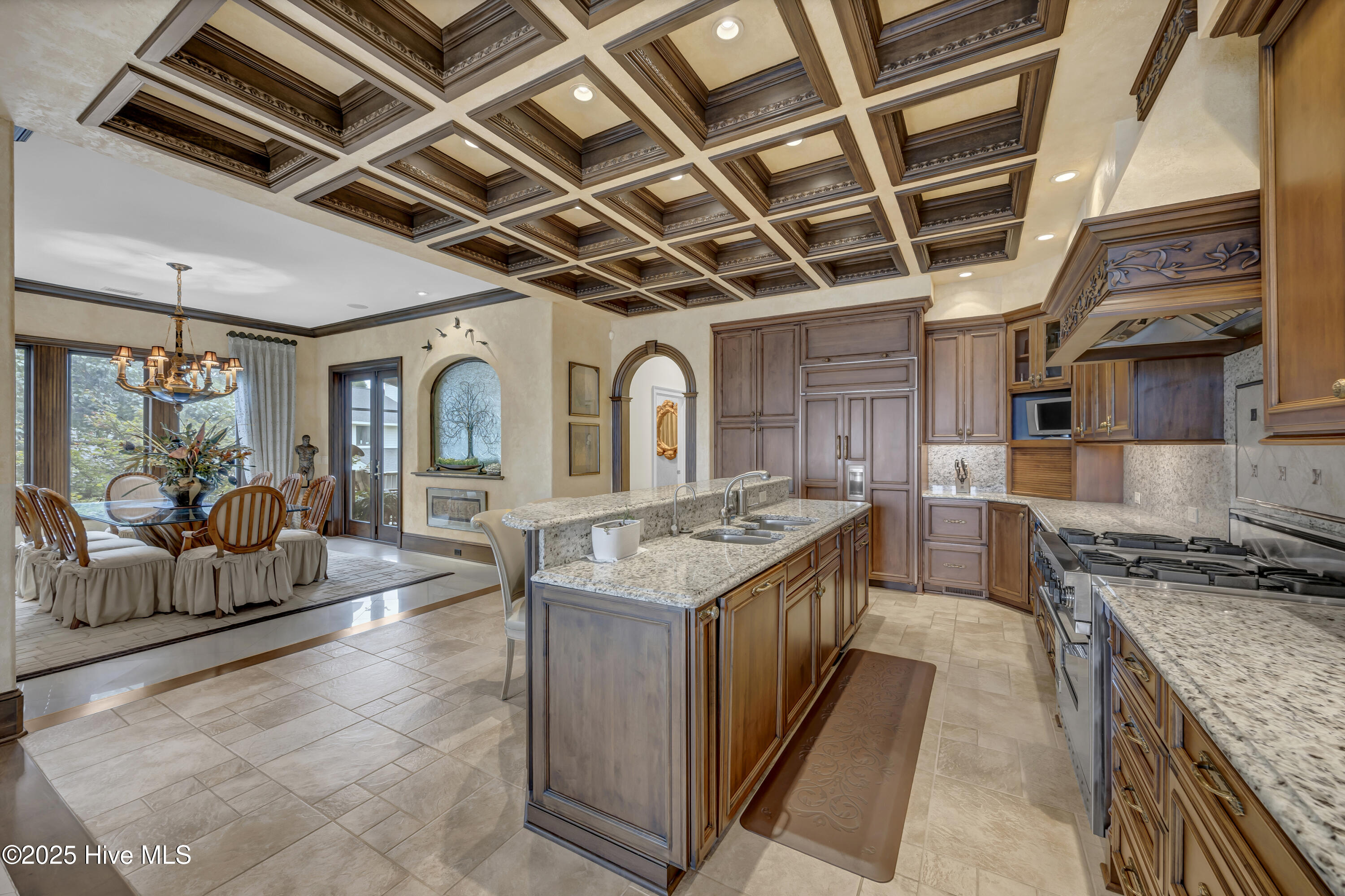 100530989 | Photo 15