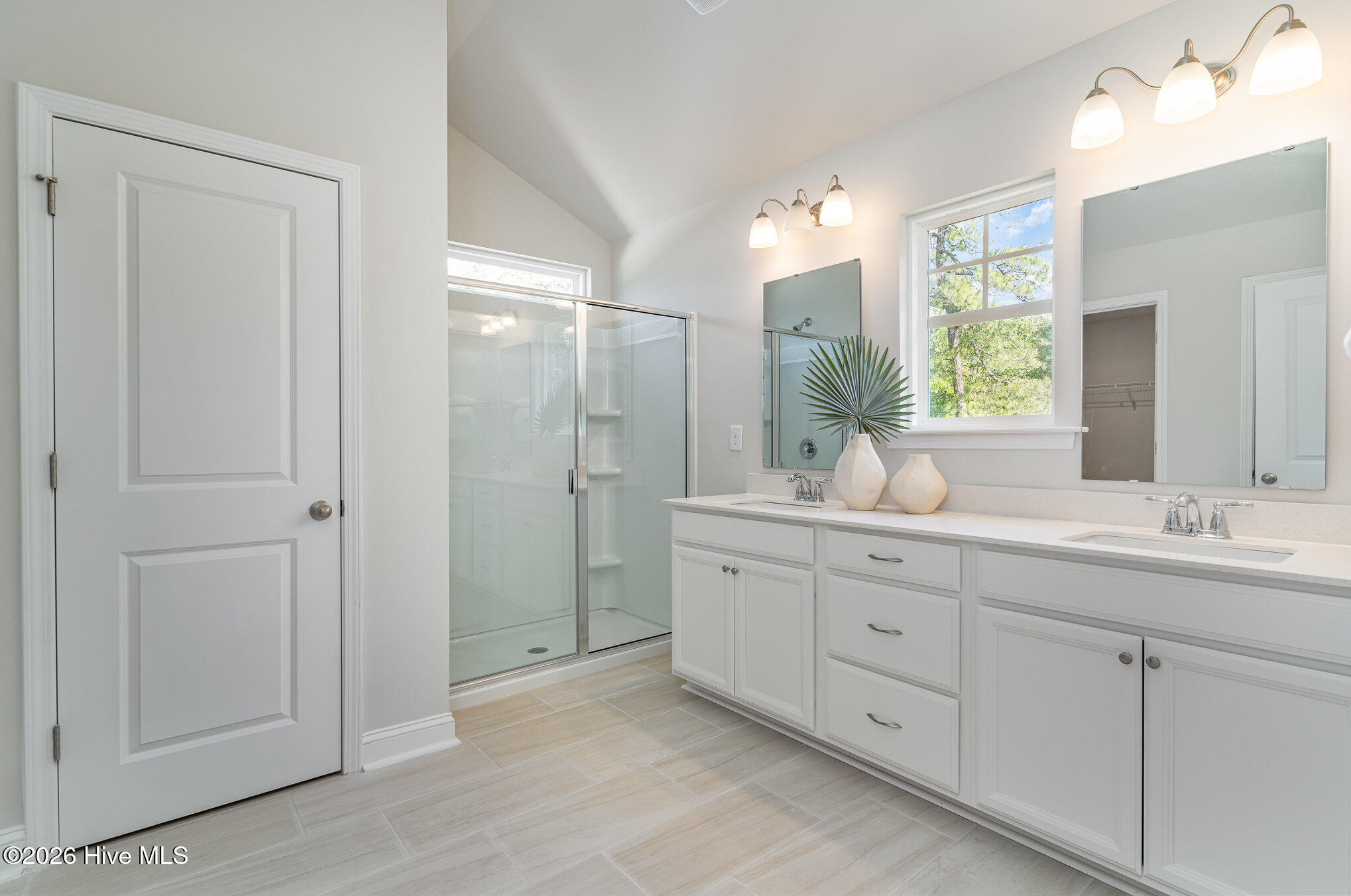 100565475 | Photo 23