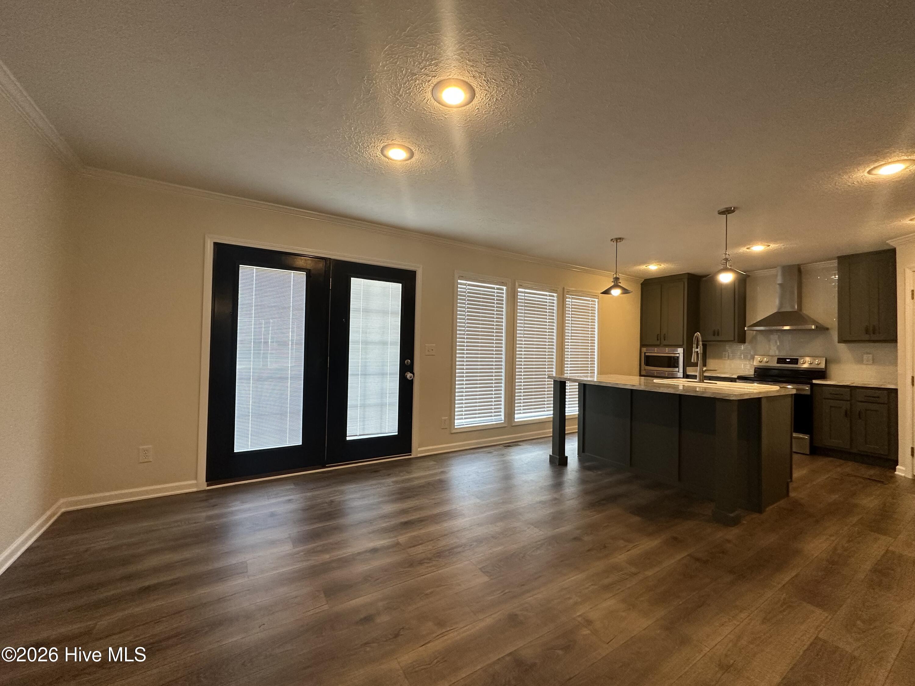 100550398 | Photo 12