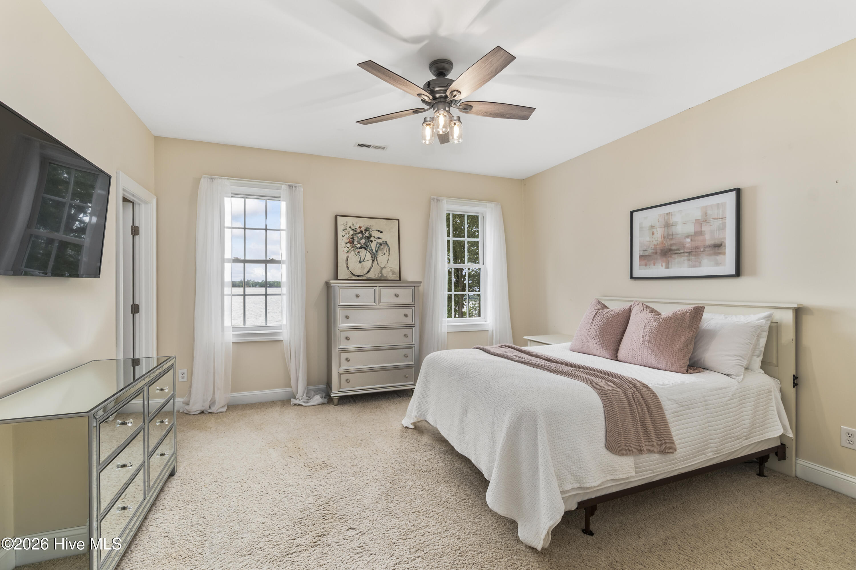2nd upstairs bed
