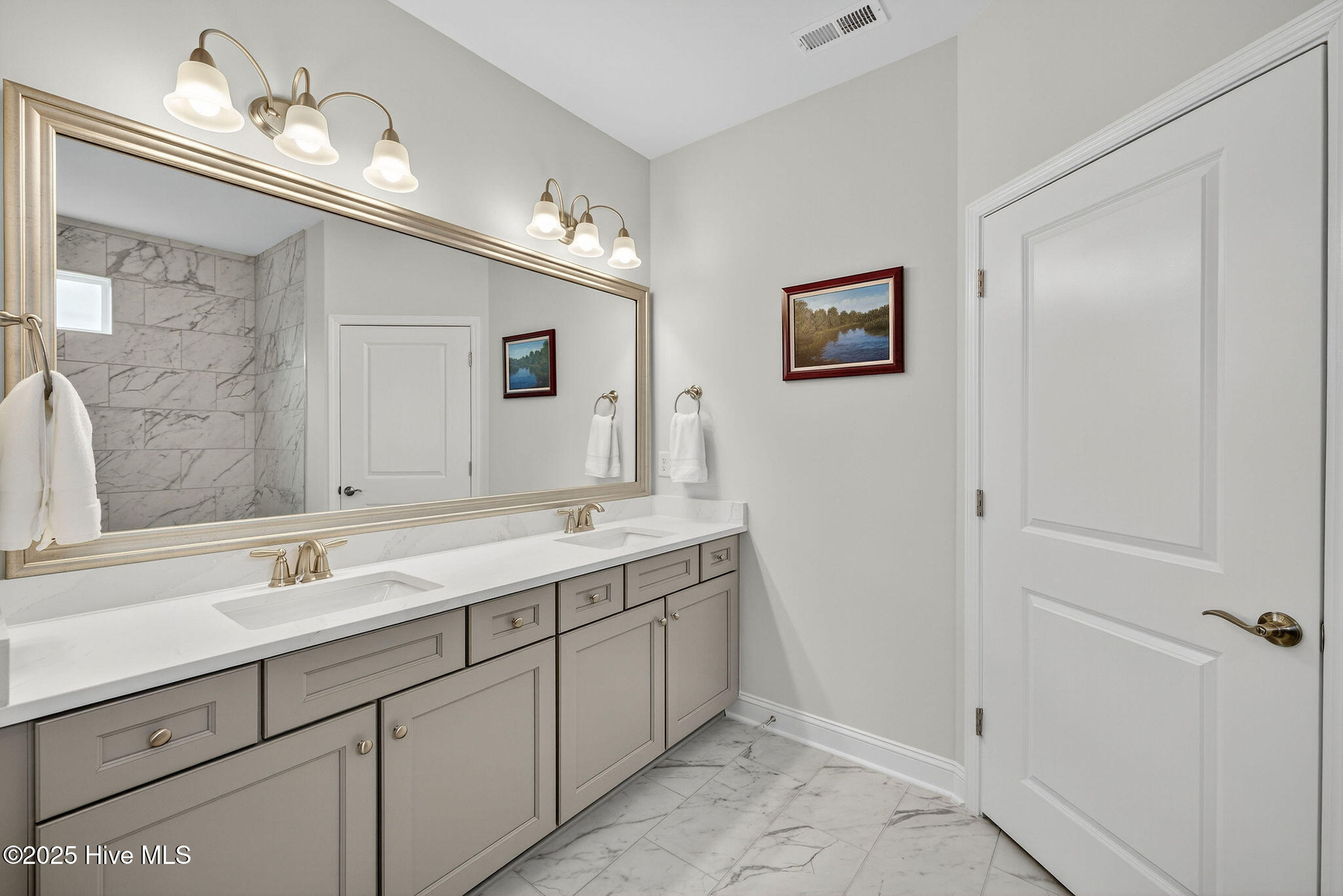 100565700 | Photo 37