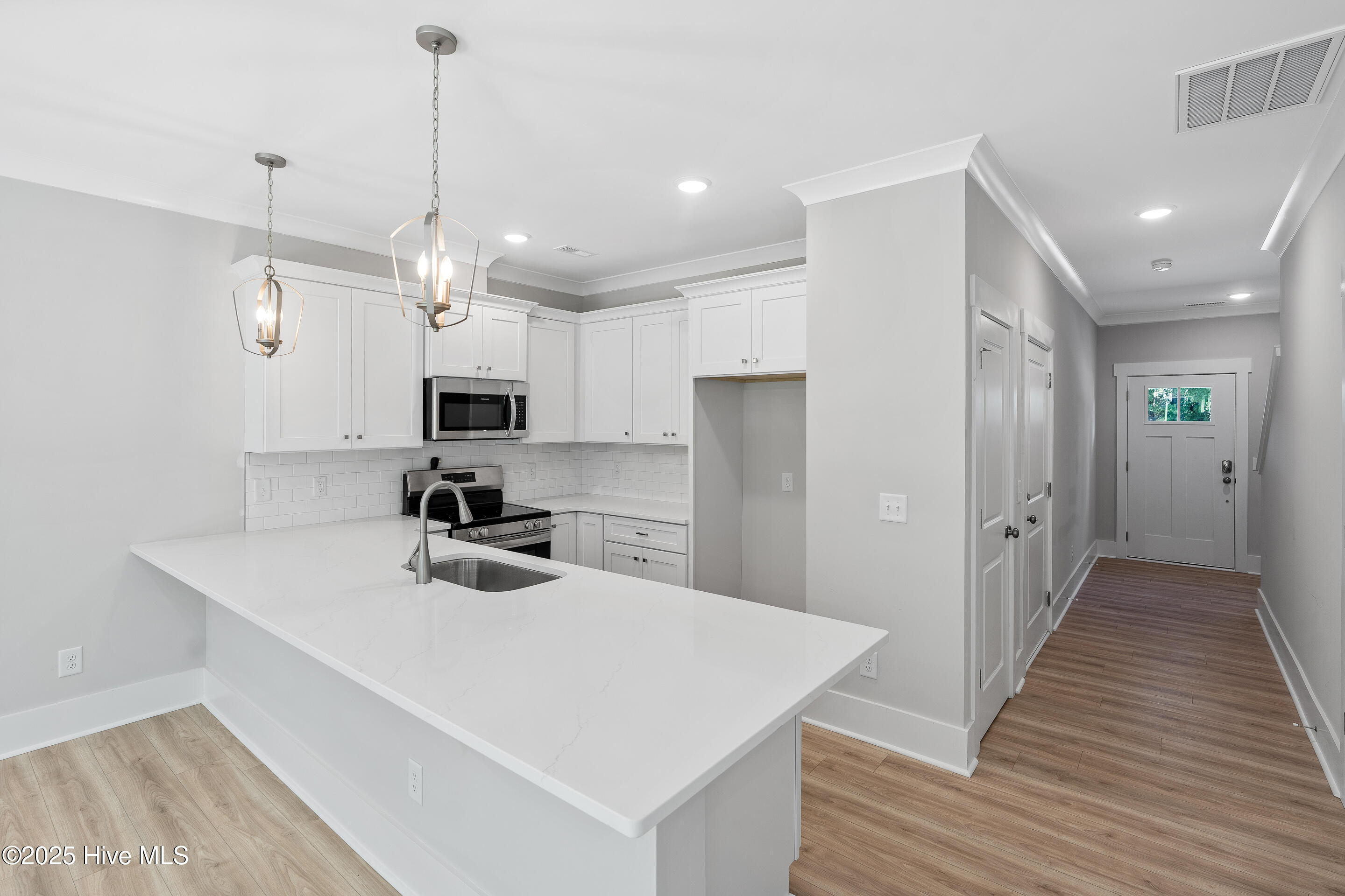 100533010 | Photo 11