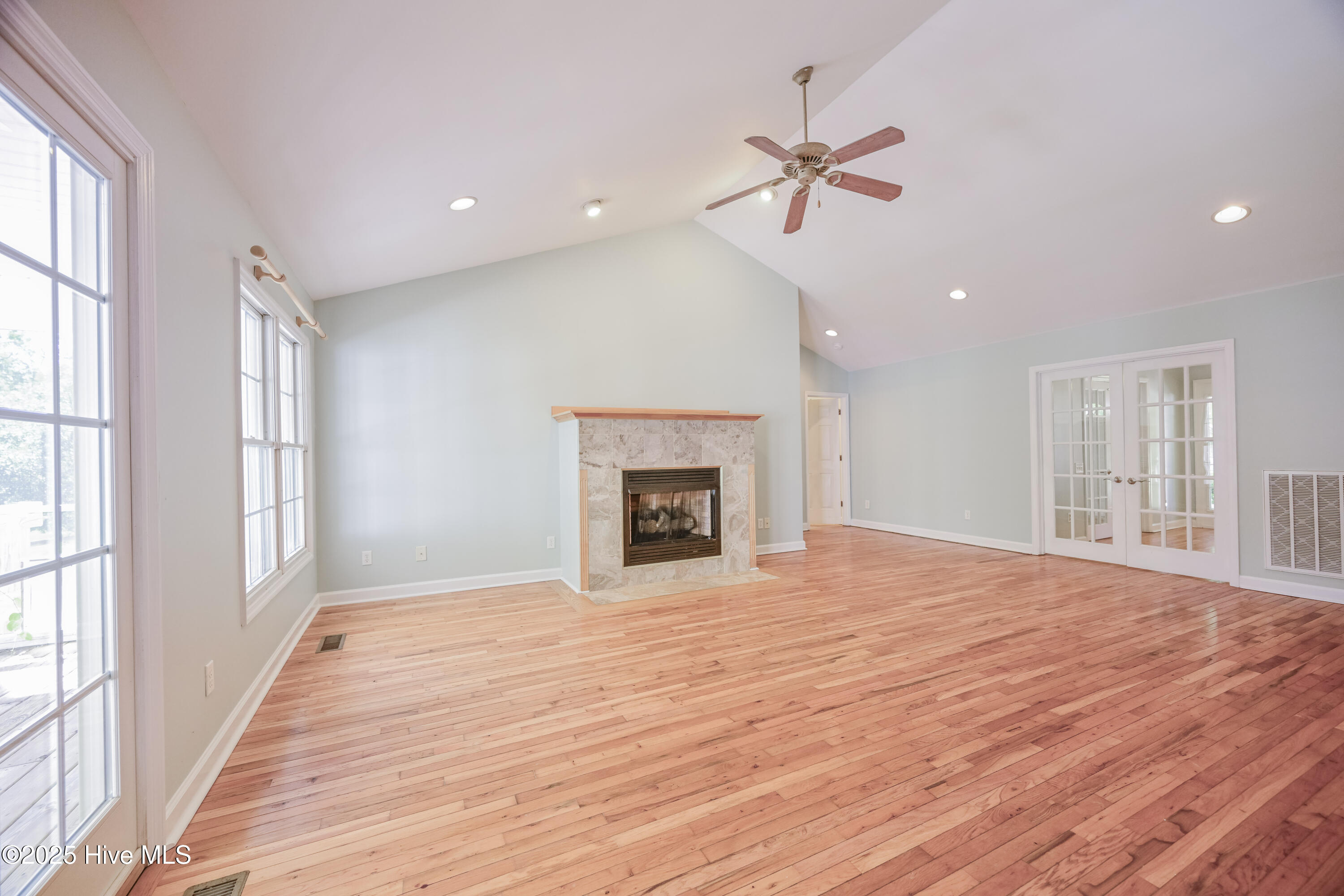 100523766 | Photo 26