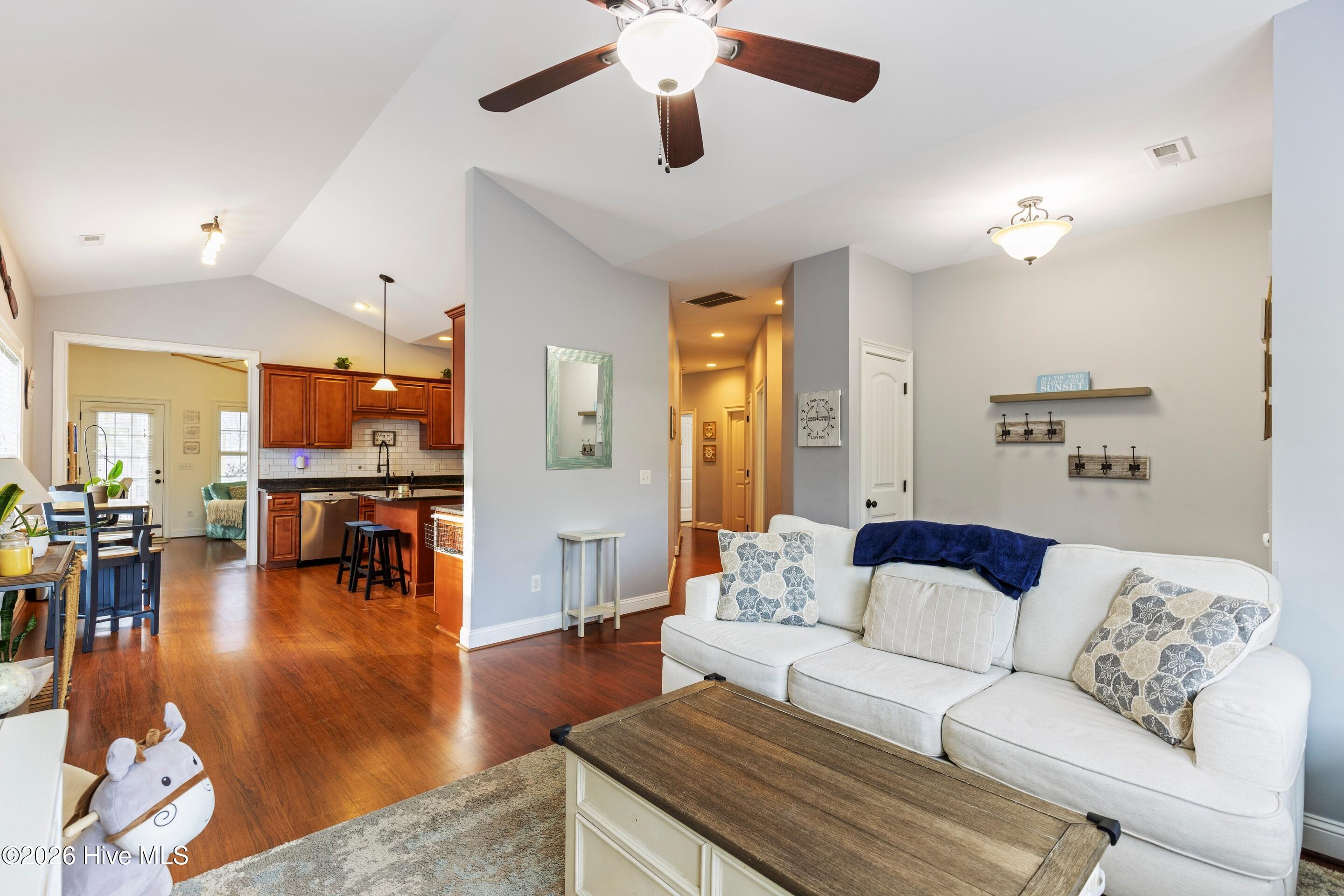 100548789 | Photo 21