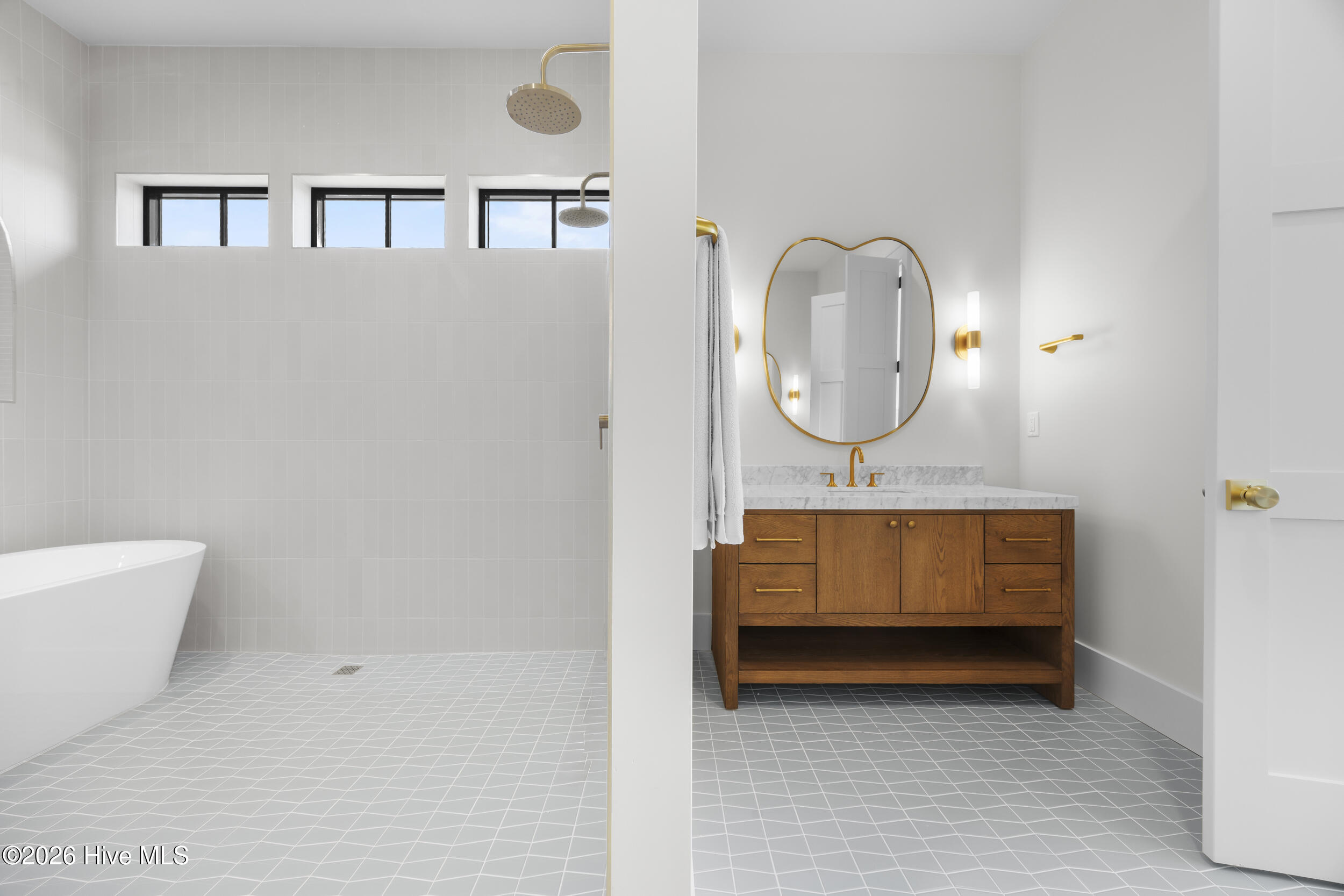 100561987 | Photo 22