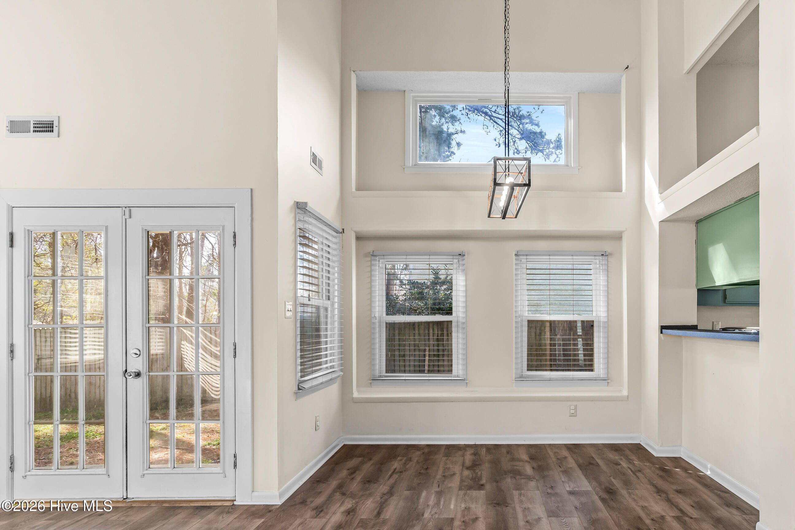 100550983 | Photo 12